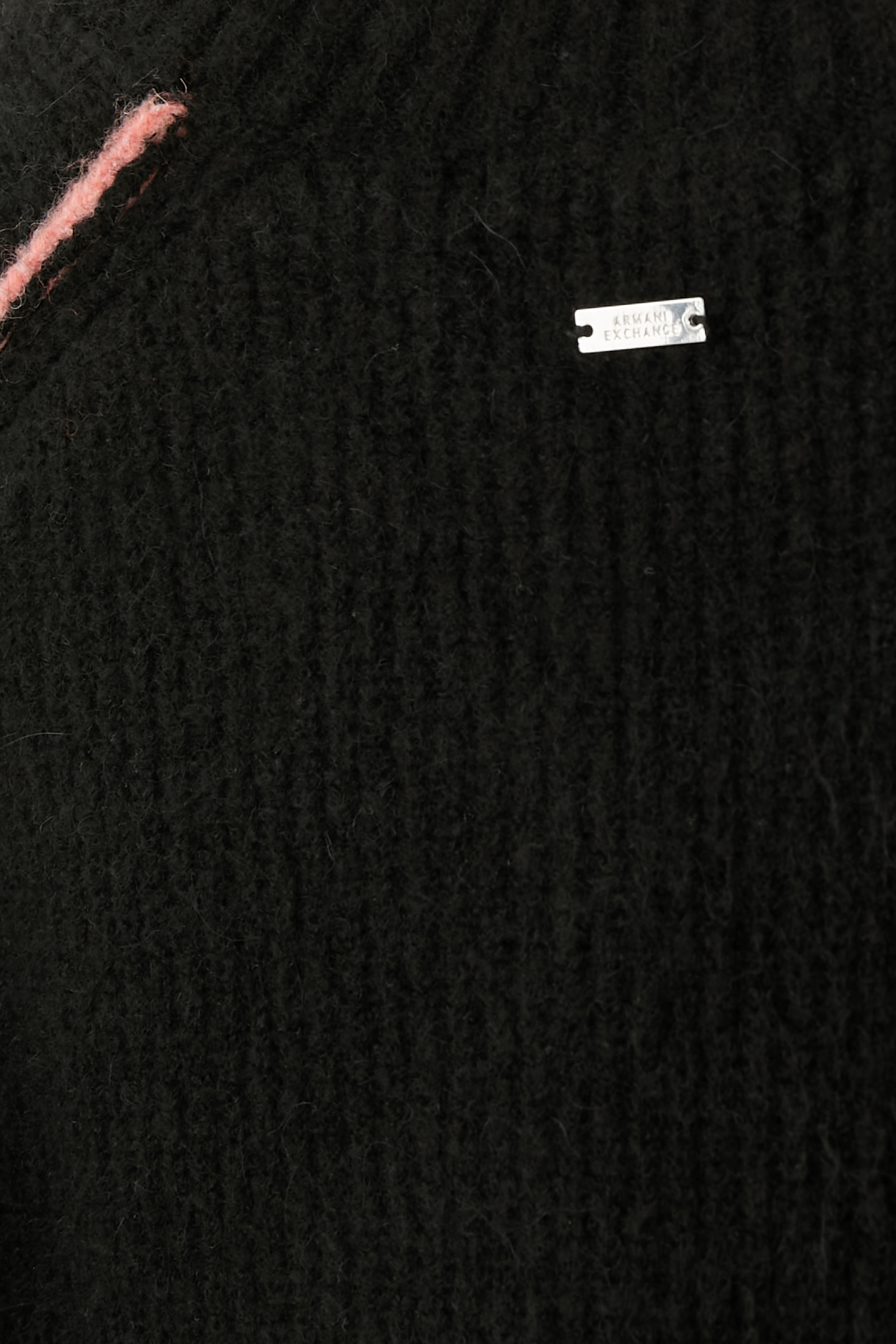 كنزة بياقة ضيقة وأكمام مطوية