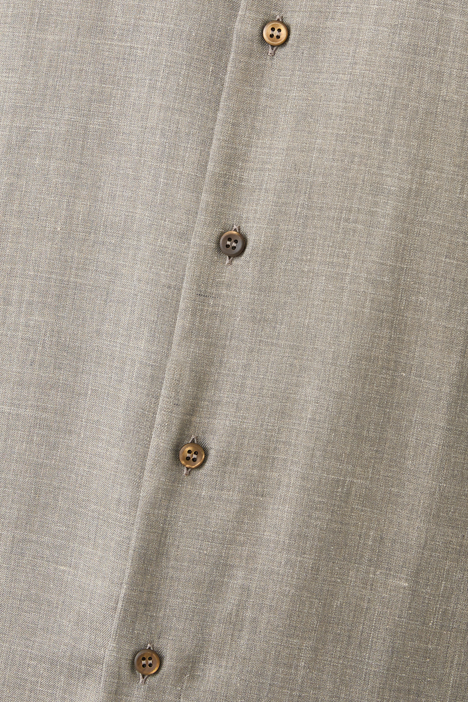 قميص بصف أزرار مخفي