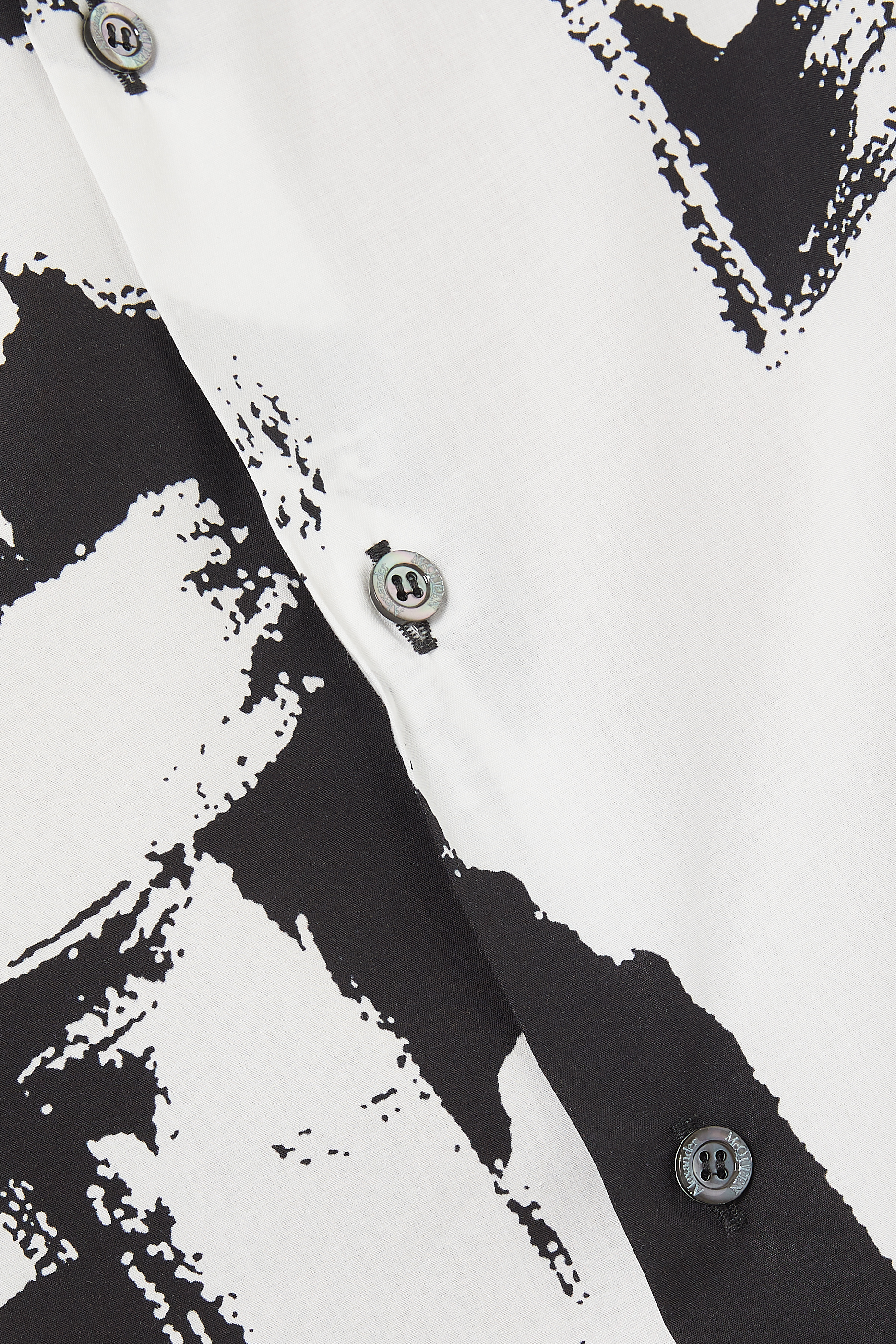 قميص قطن بشعار بتصميم غرافيتي