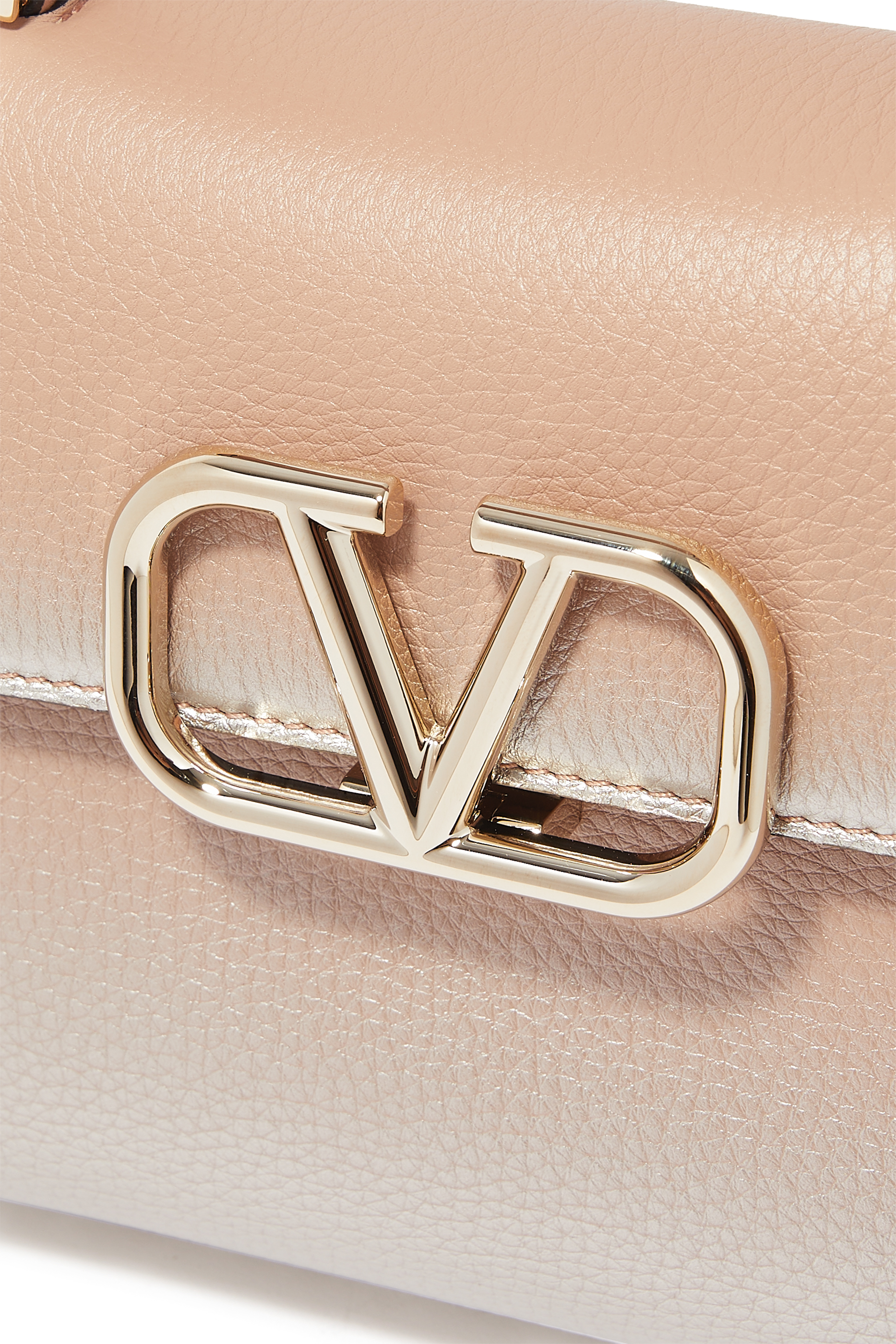 حقيبة صغيرة بيد علوية بشعار الماركة