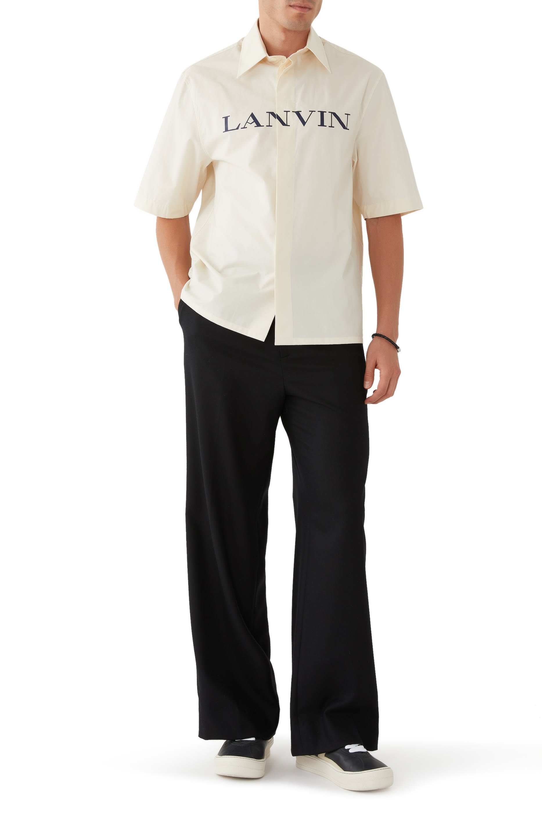 قميص بطبعة شعار الماركة