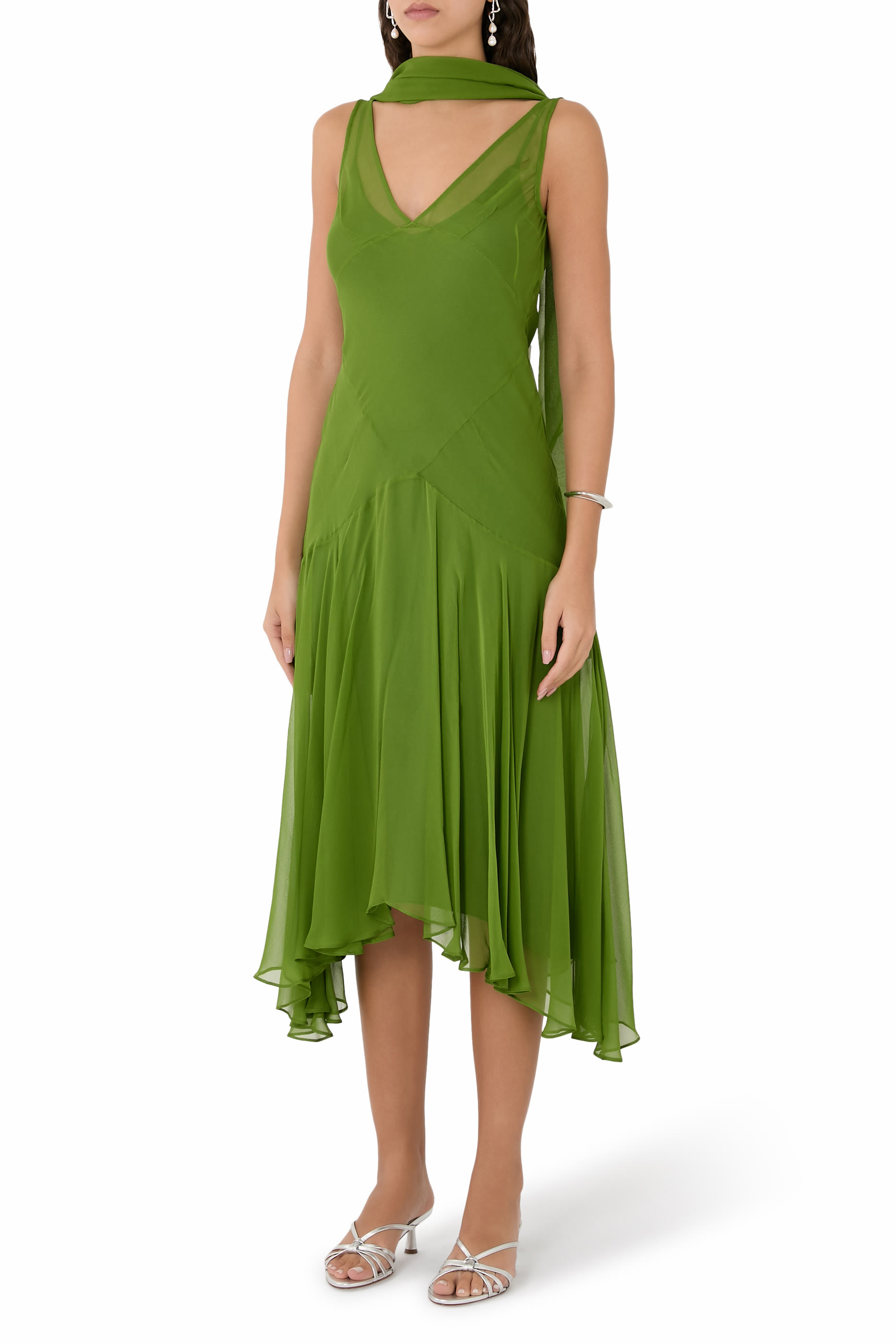 فستان بفتحة وحافة غير متماثلة ووشاح