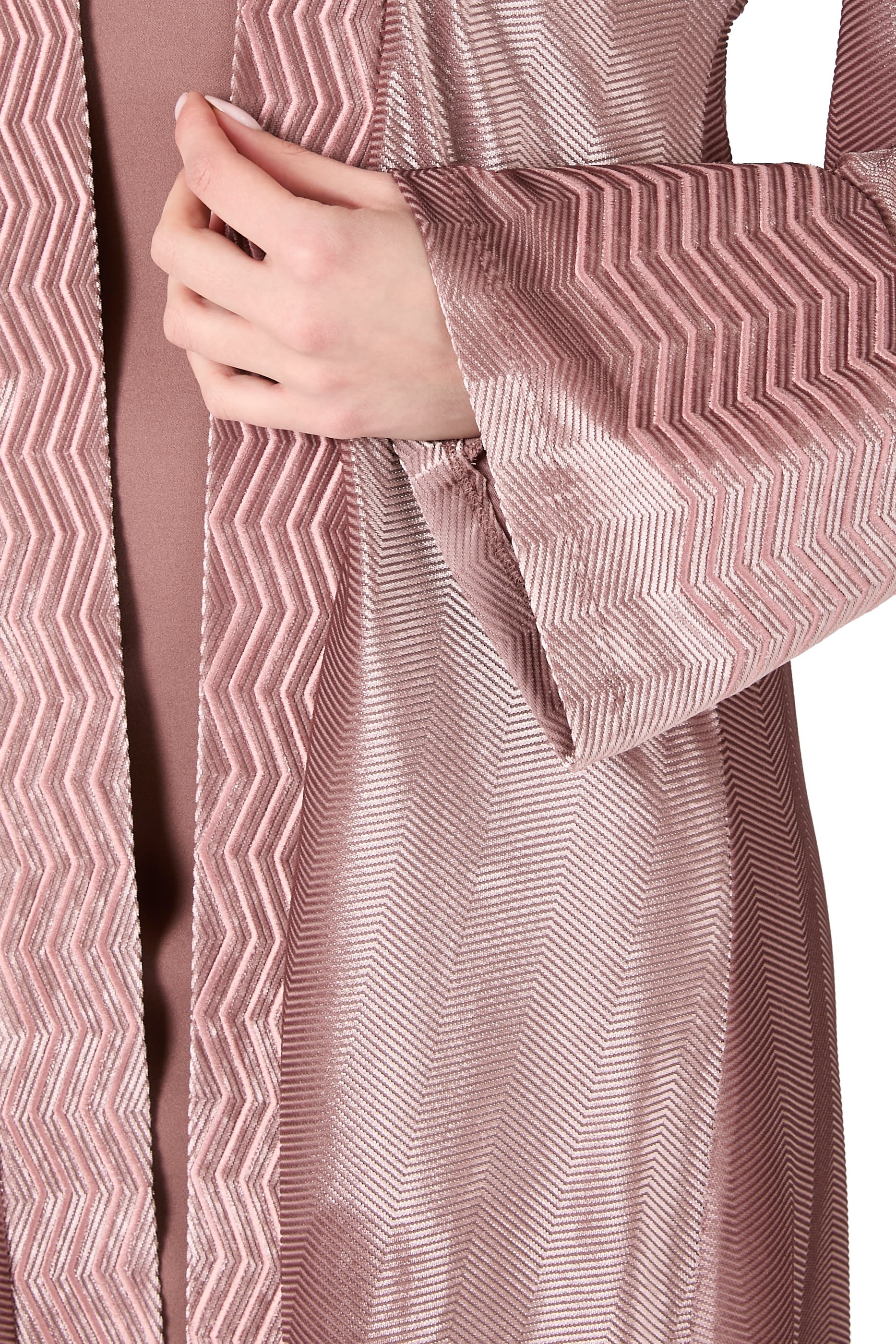 طقم فستان وعباية بنقشة متعرجة