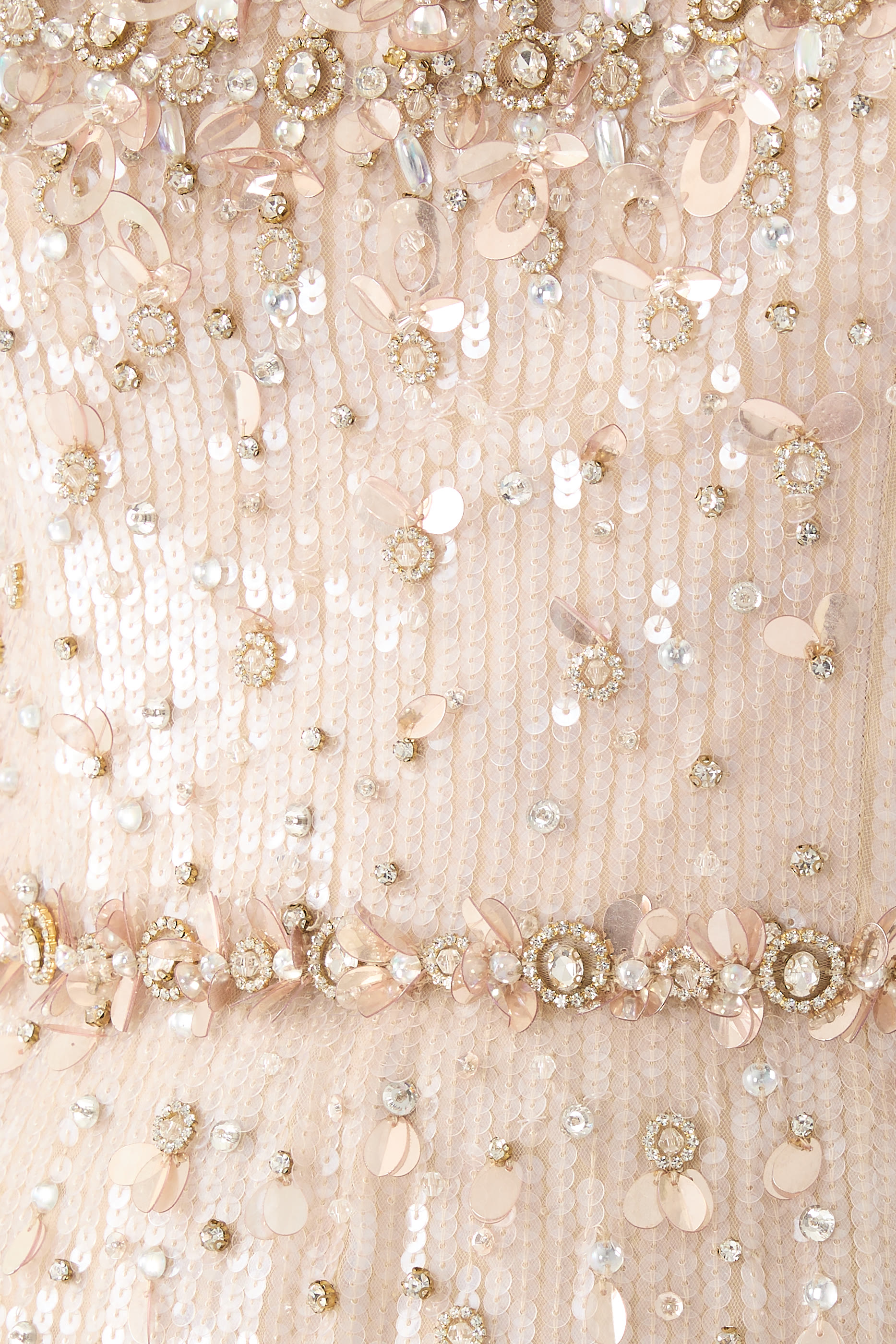 فستان سهرة بأكمام طويلة