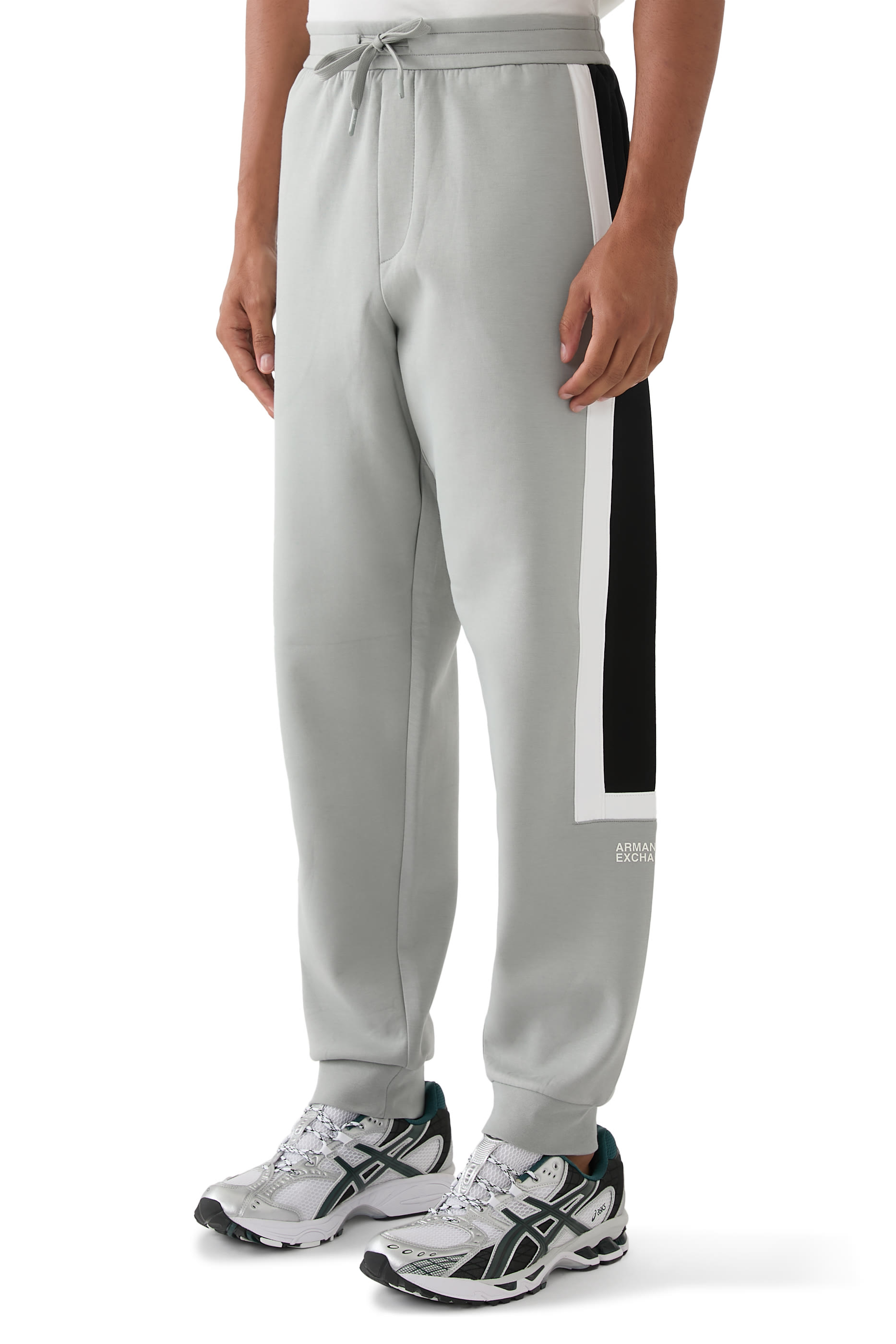 بنطال رياضي بخطوط بلون مغاير