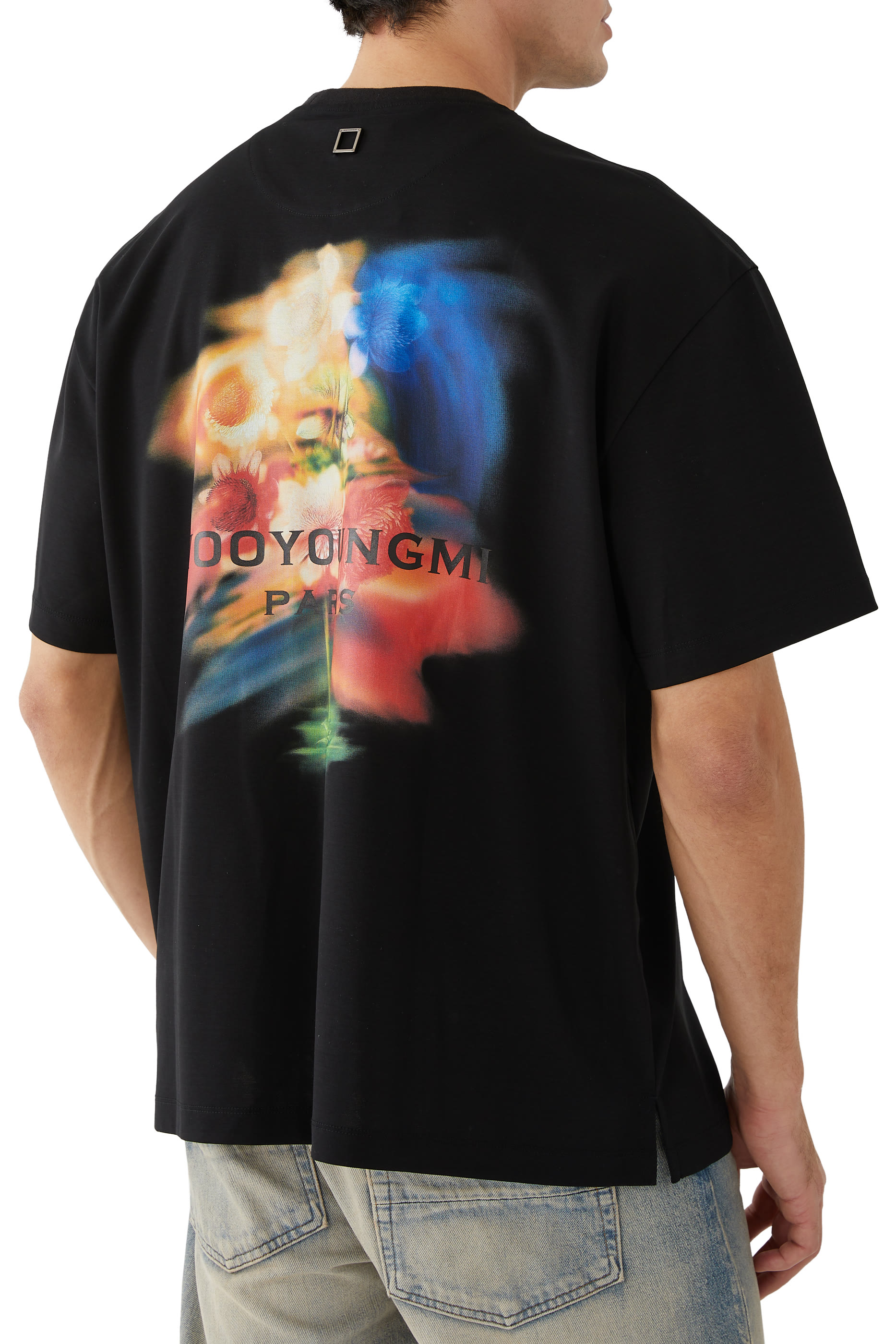 تيشيرت بشعار الماركة وطبعة زهور