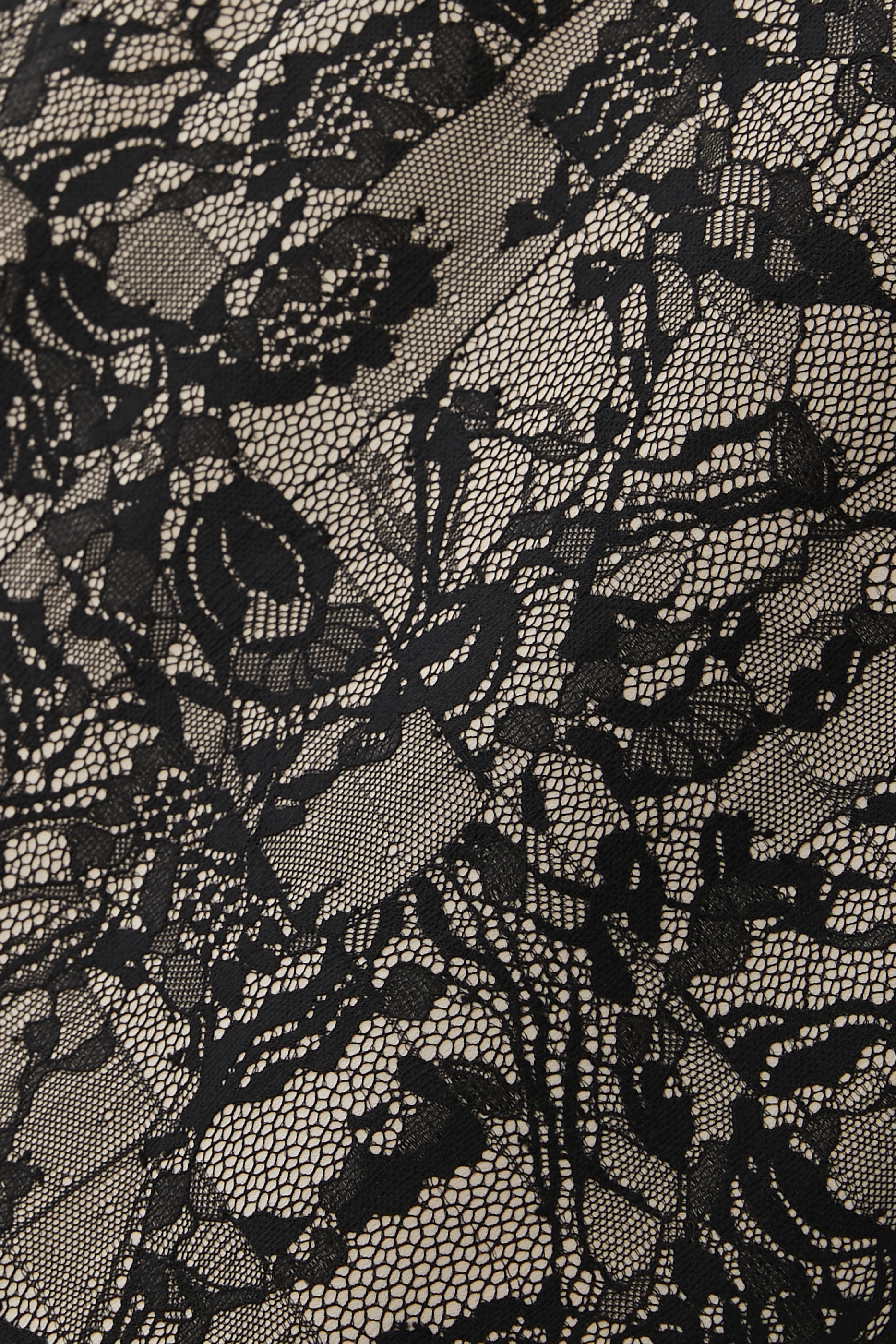 تنورة بنقشة مربعات دانتيل