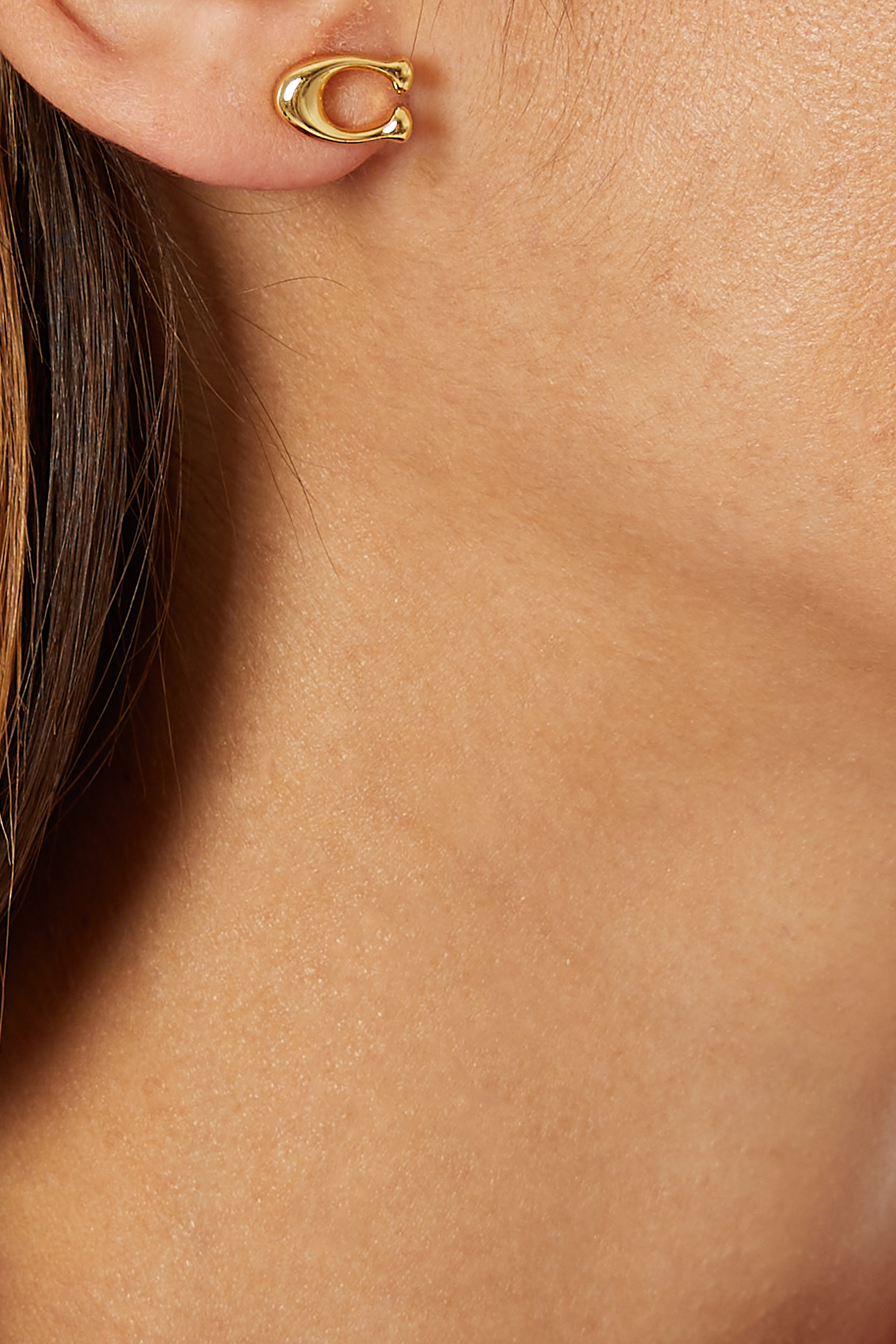 أقراط بتصميم حرف C المميز للماركة مرصعة