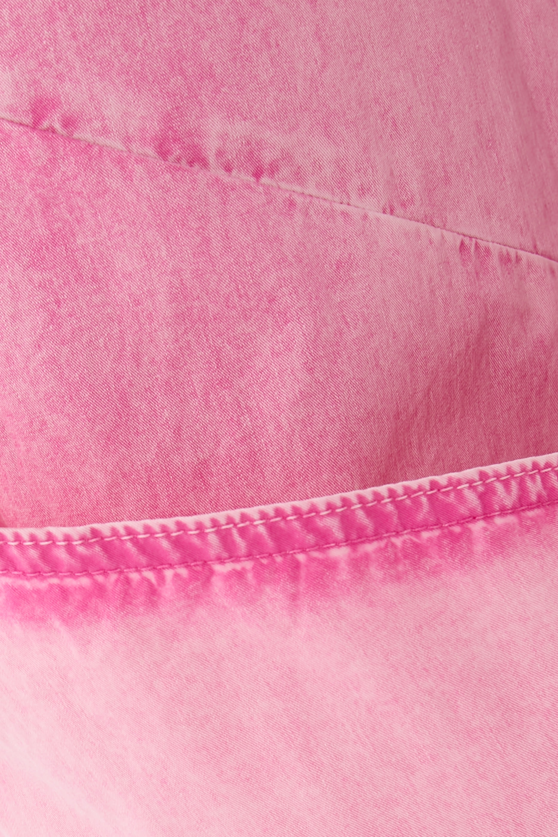 بنطال طويل بتطريز شعار الماركة