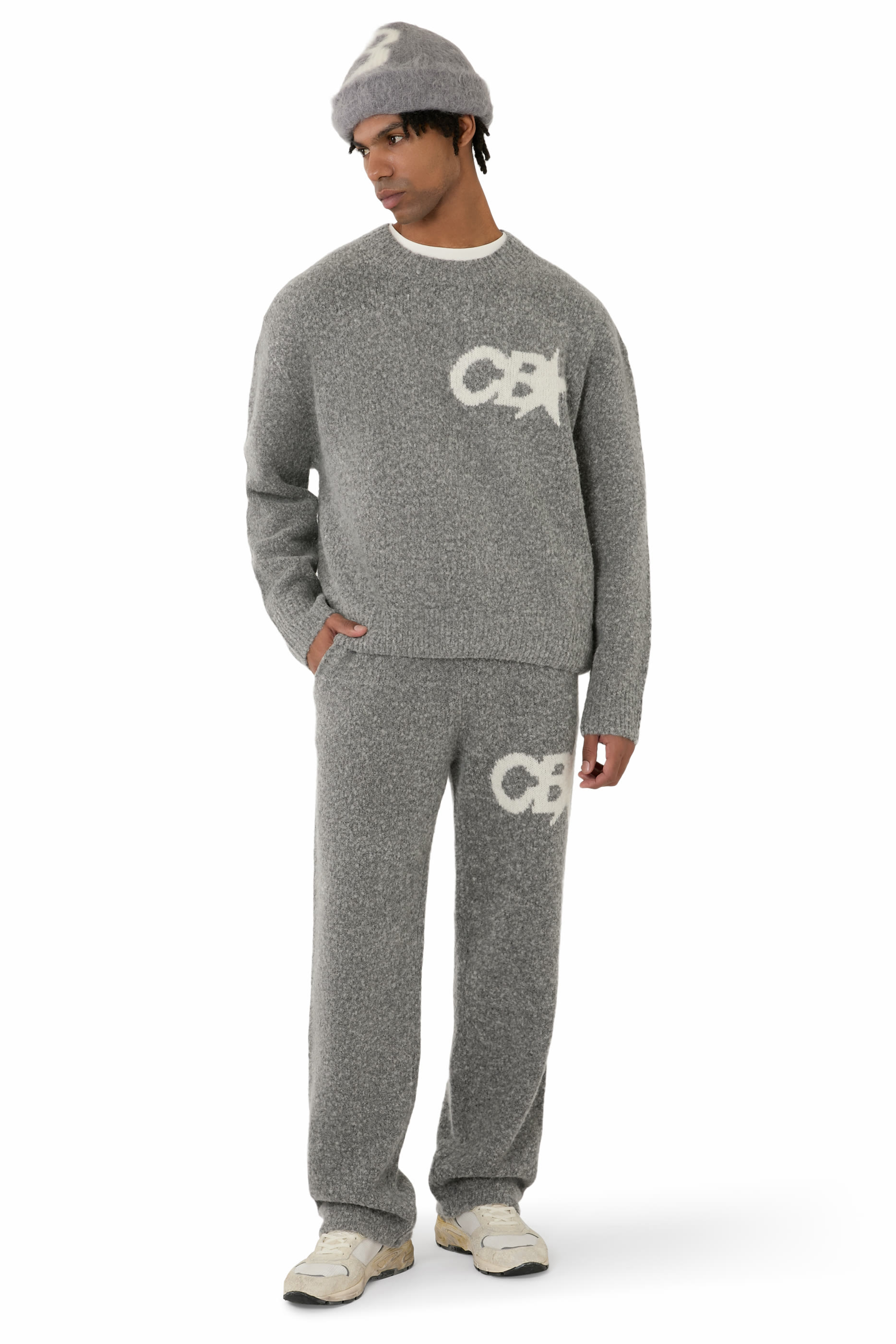 سترة منسوجة بشعار الماركة