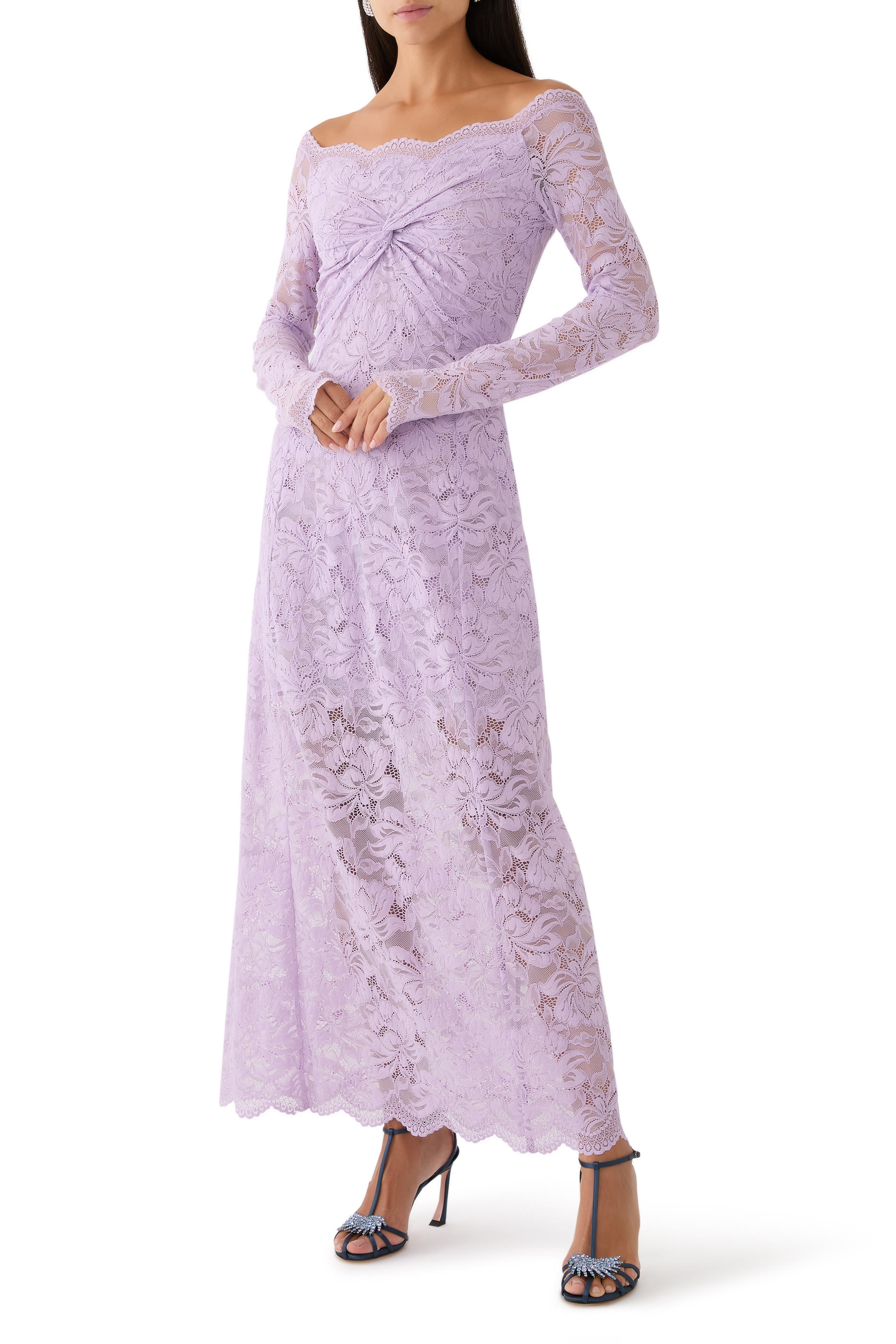 فستان طويل بأكتاف مكشوفة دانتيل