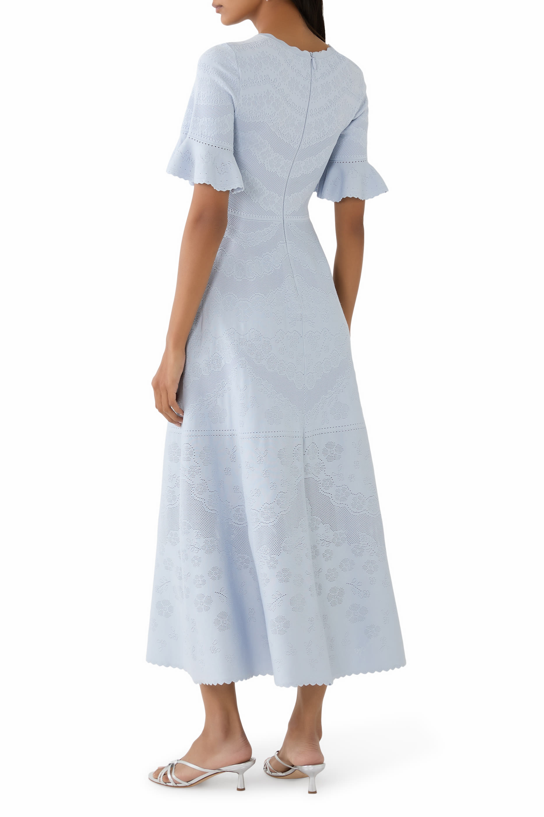 فستان سهرة منسوج بحواف صدفية من دانتيل وبونتيل 