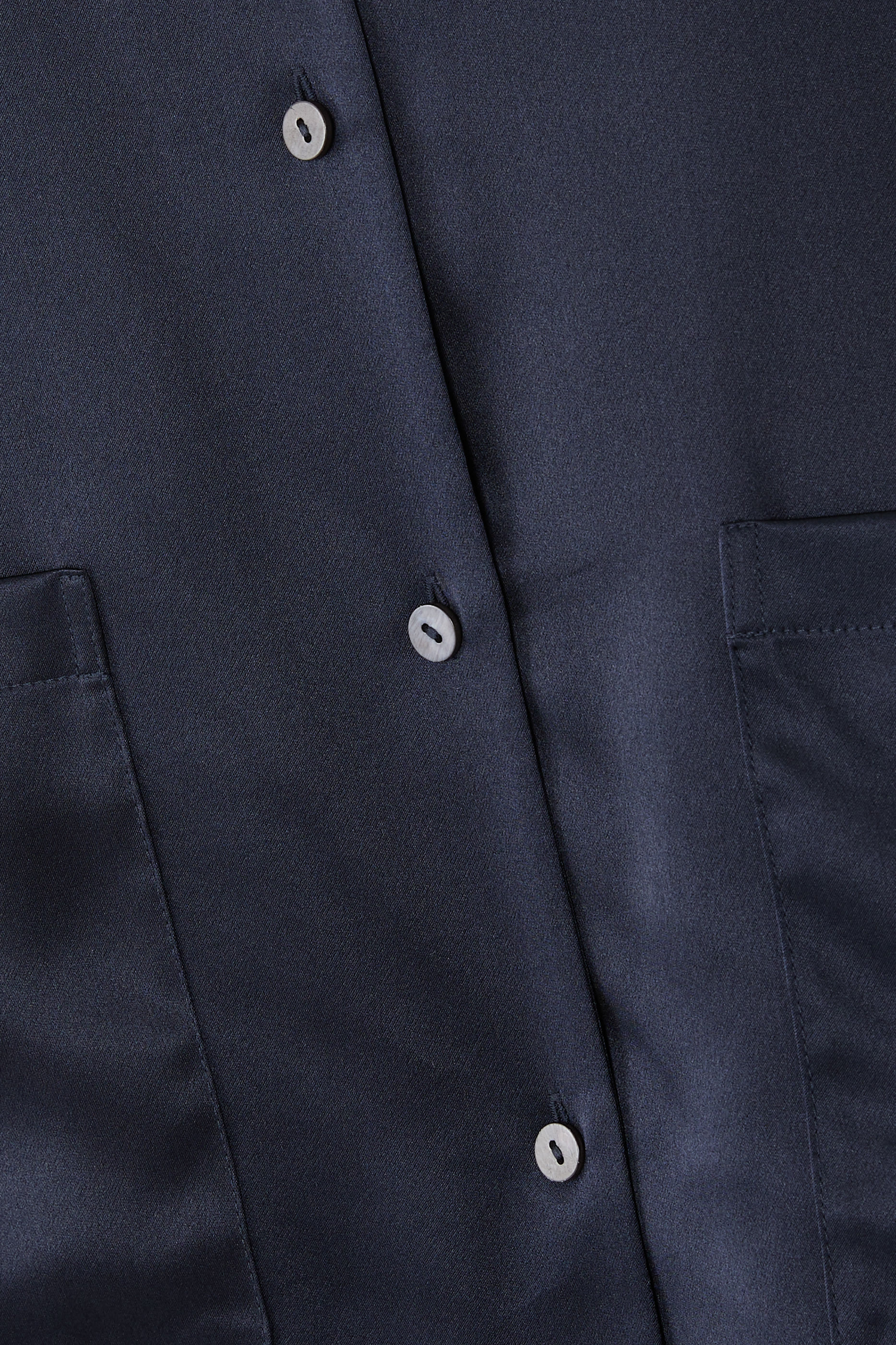 طقم بيجامة بأكتاف منخفضة وجيوب حرير