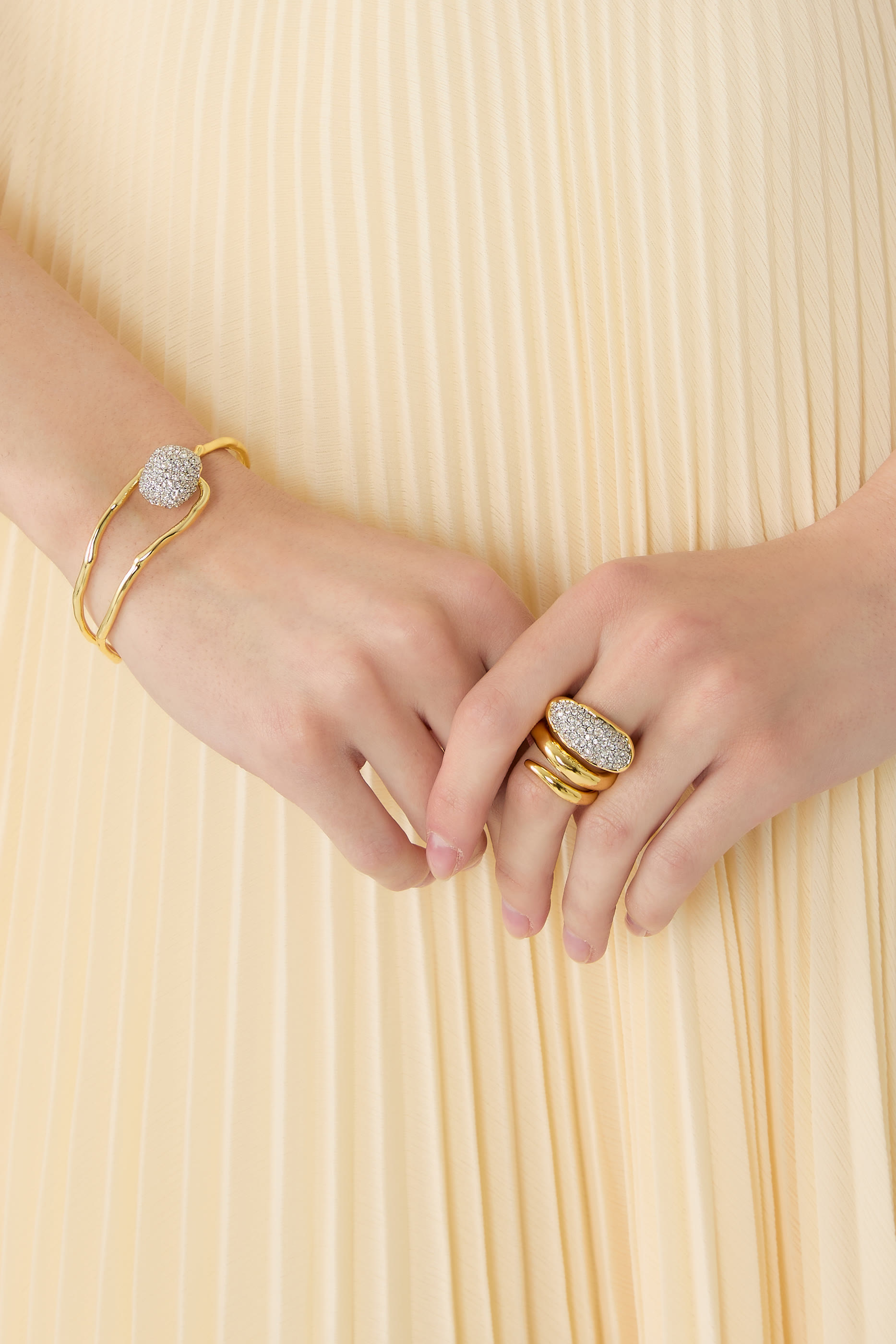 سوار سولاناليس مفتوح مزين بكريستال، نحاس مطلي بالذهب عيار 14 قيراط ونحاس مطلي بلون الروديوم