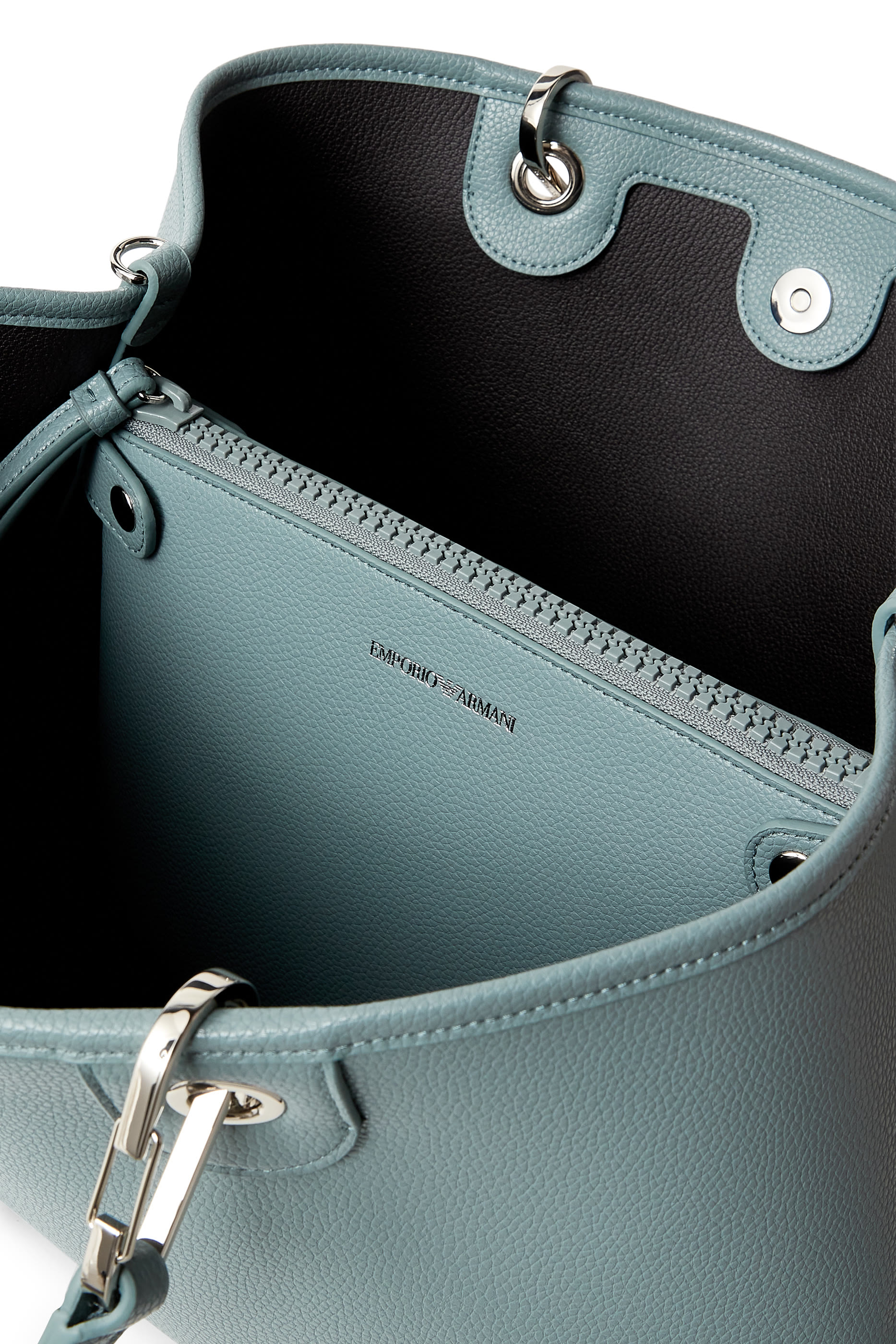 حقيبة يد بشعار الماركة