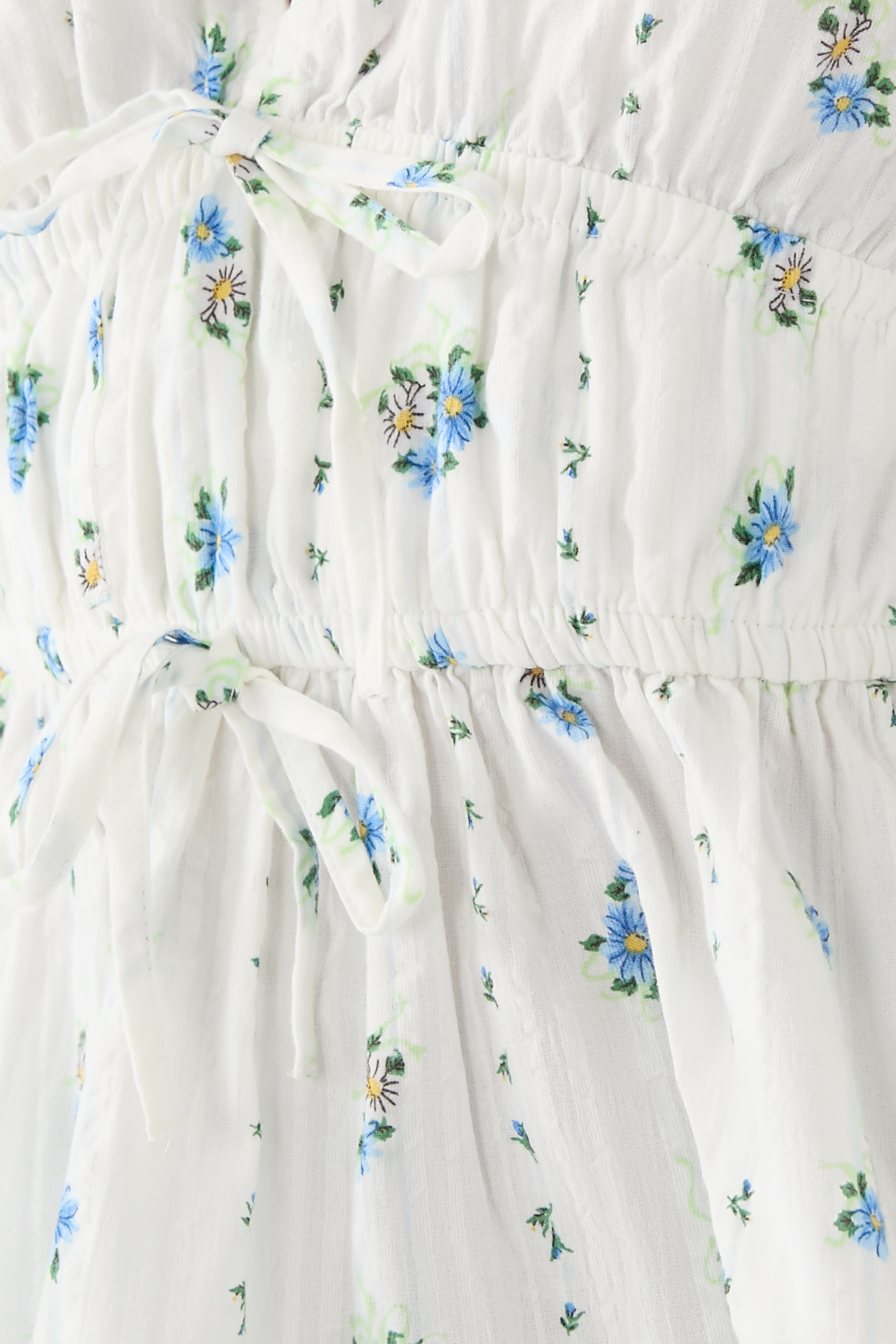 بلوزة بطبعة زهور وتفاصيل ربطة