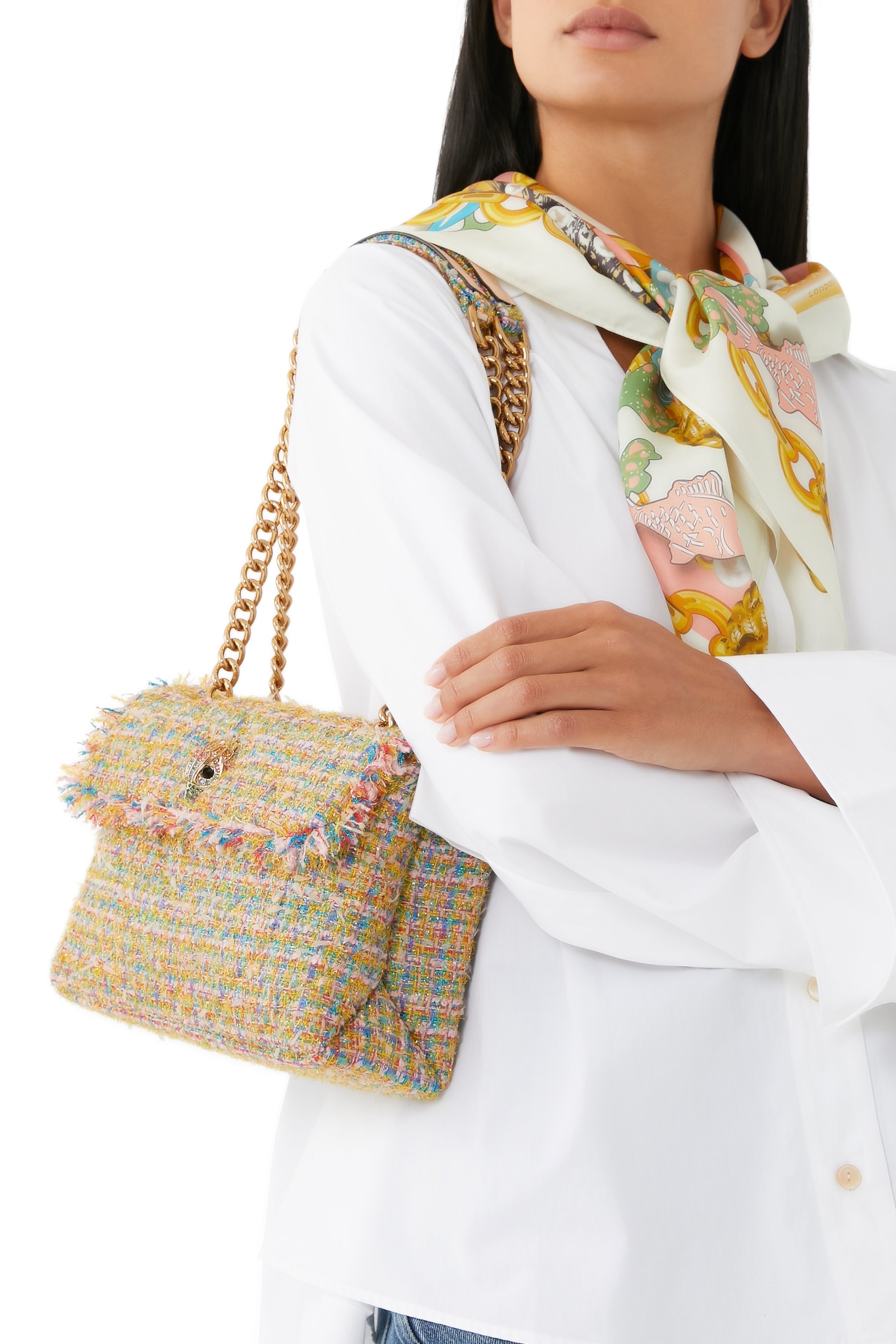 وشاح بتصميم مربع