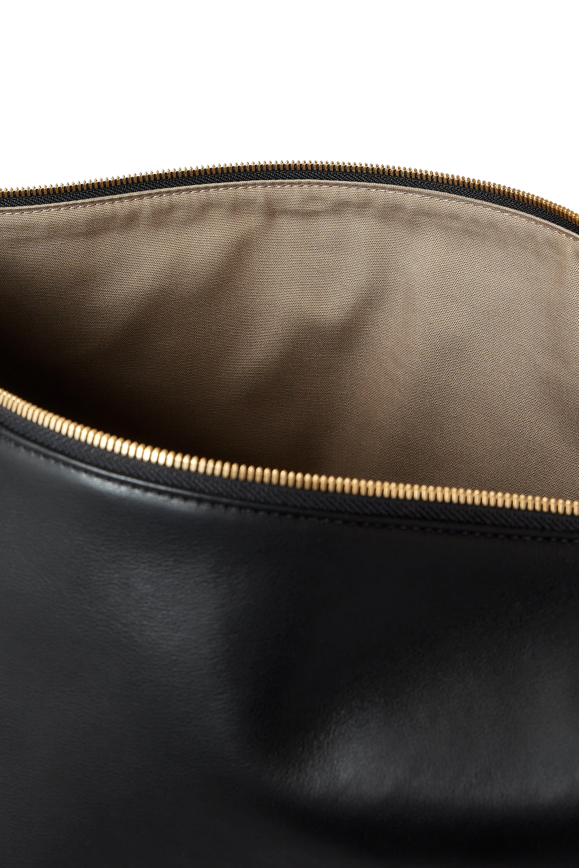 حقيبة هوبو كبيرة مزينة بشعار الماركة