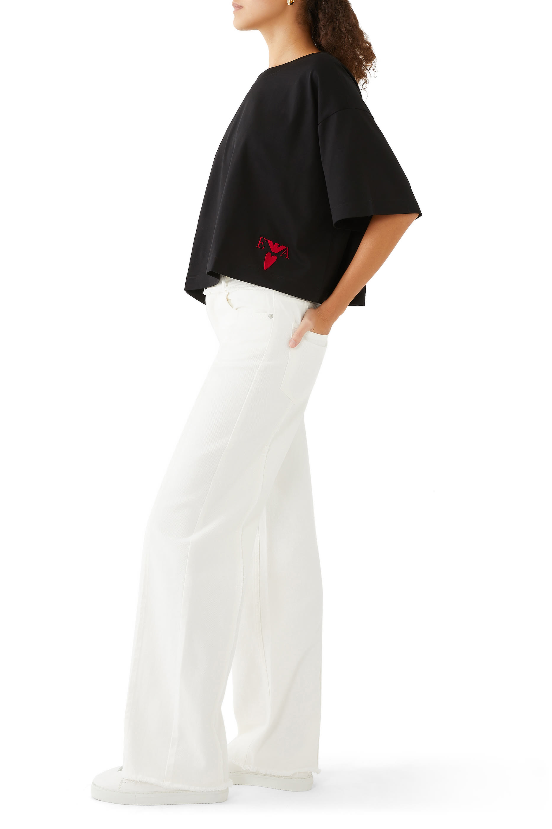 بلوزة قصيرة بتطريز قلب وشعار الماركة عند الحافة بإصدار لعيد العشاق