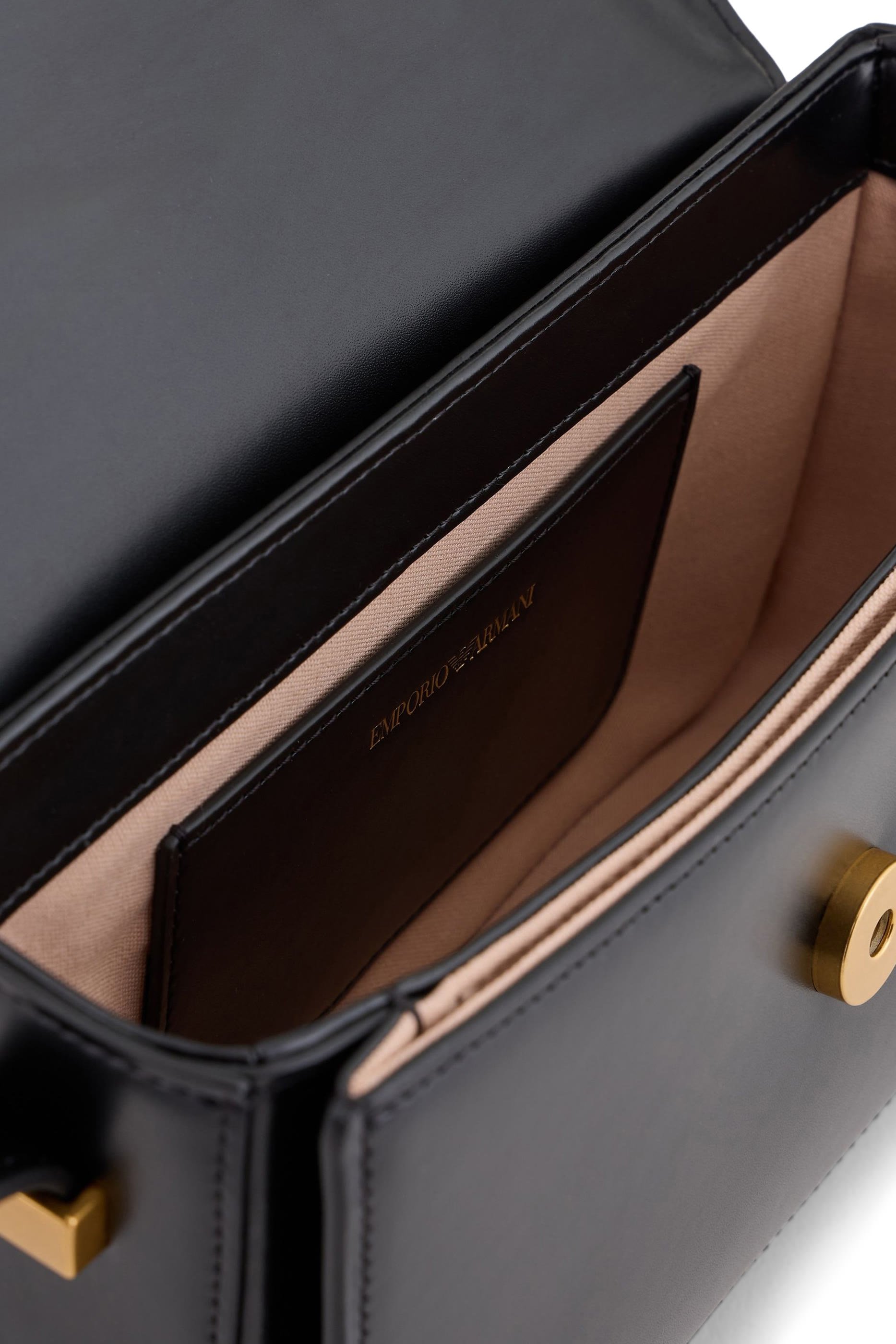 حقيبة كتف مع حلية معدنية شعار الماركة جلد ناعم