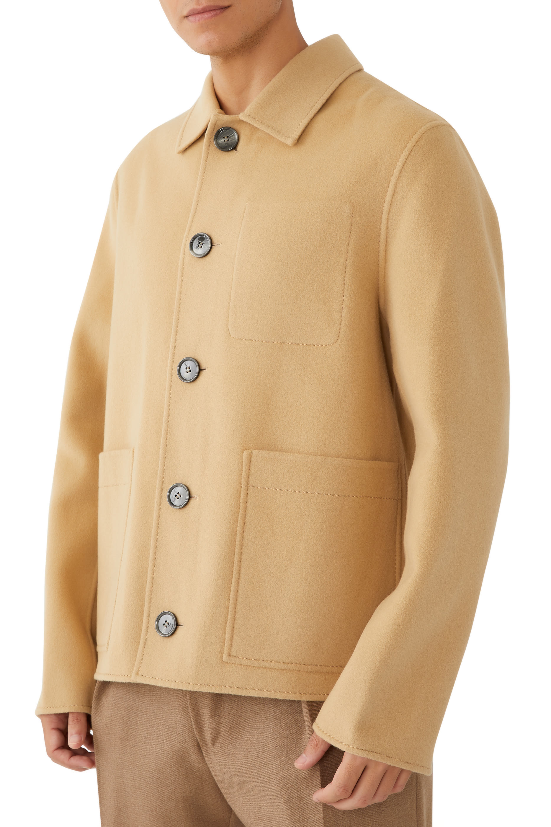 جاكيت بقصة مربعة وأزرار