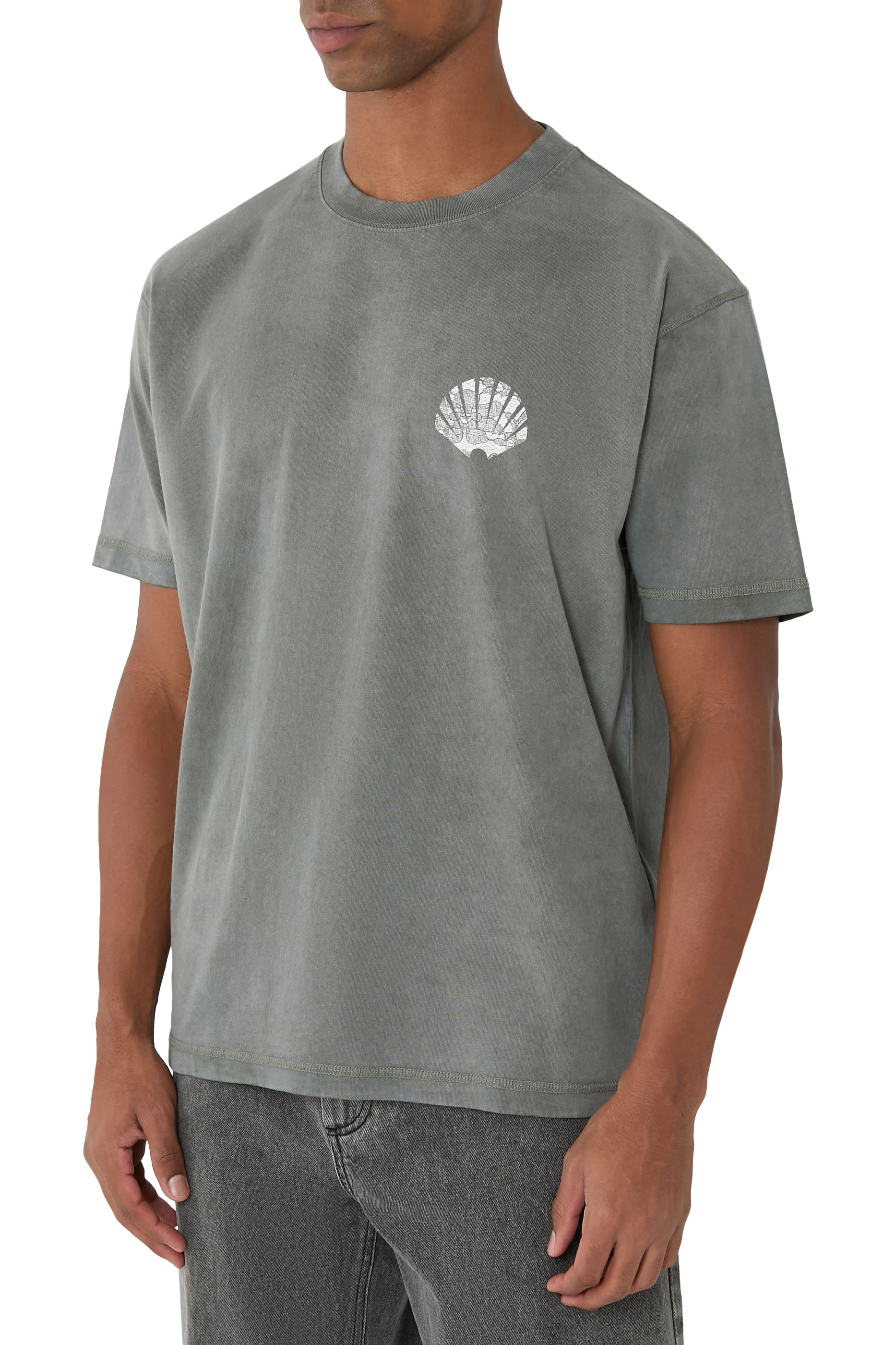 تيشيرت بشعار الماركة ونقشة دانتيل