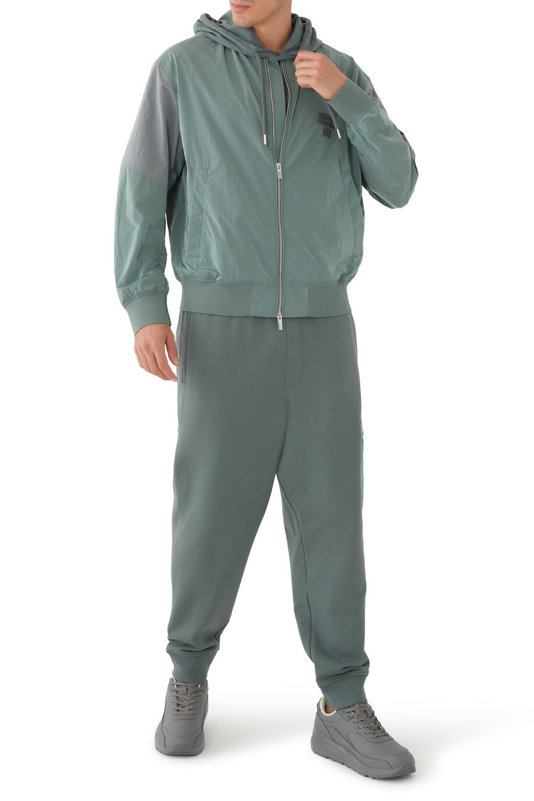 جاكيت بومبر نايلون بشعار الماركة