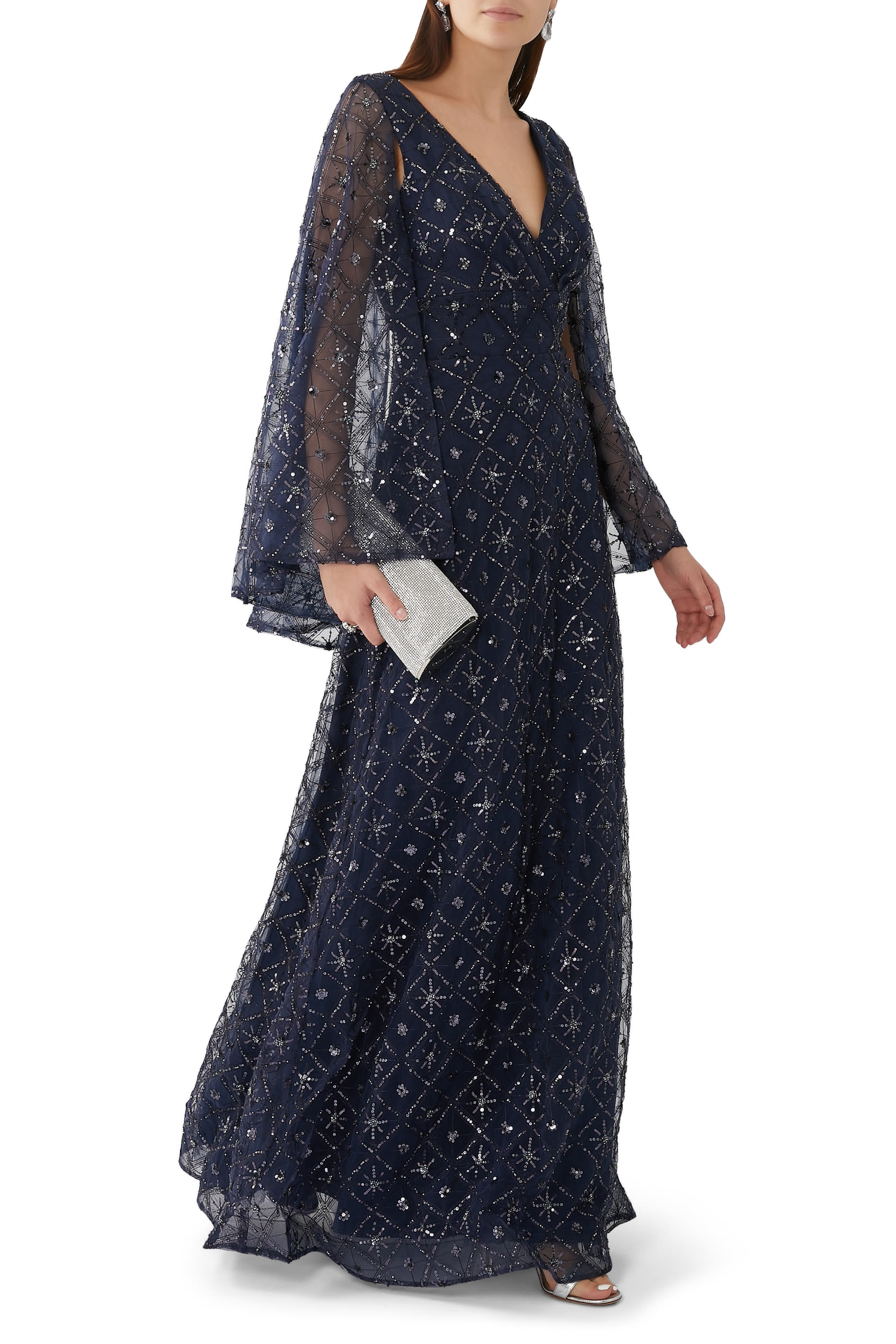 فستان سهرة بأكمام كاب