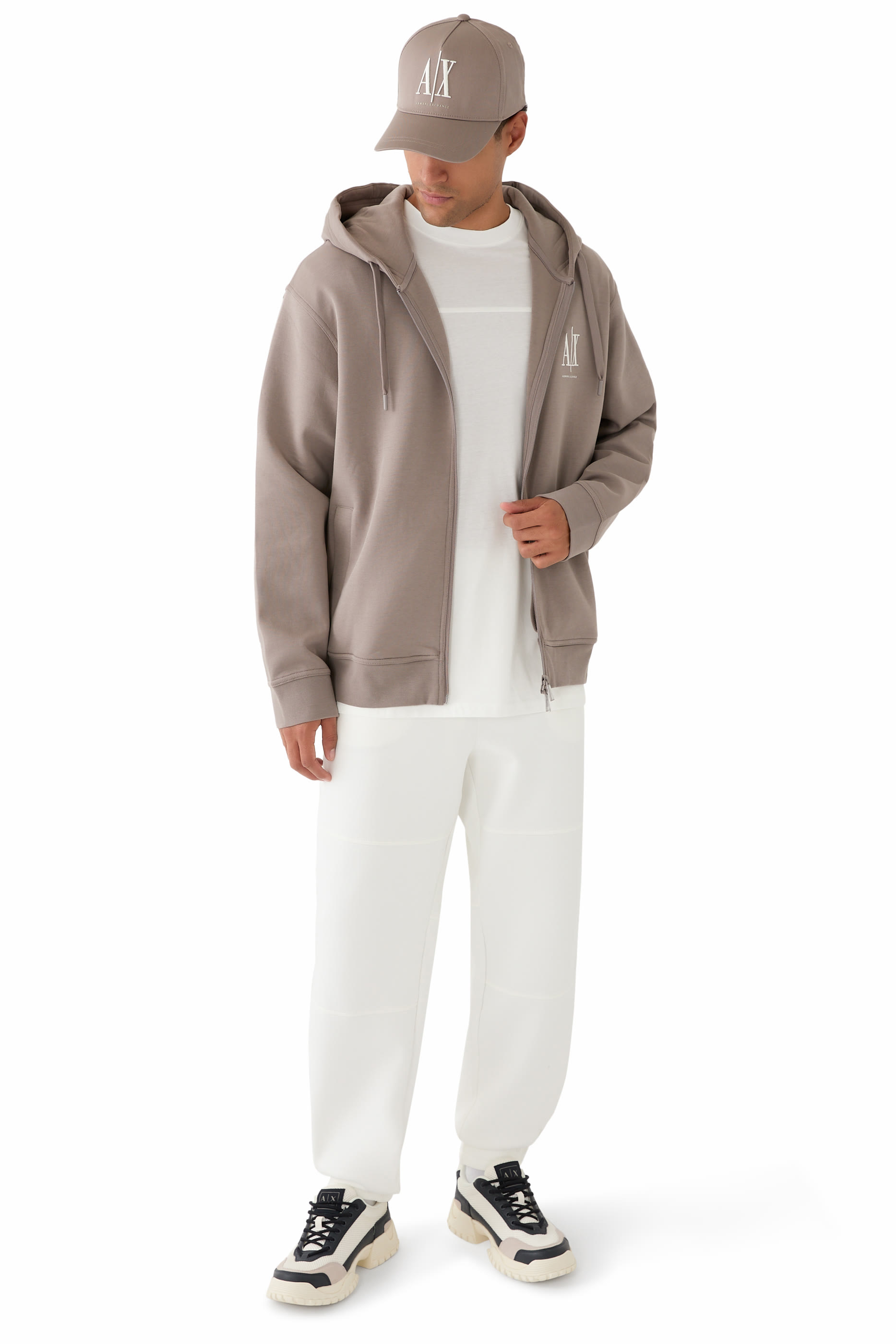 تيشيرت برقعة بشعار الماركة في الخلف