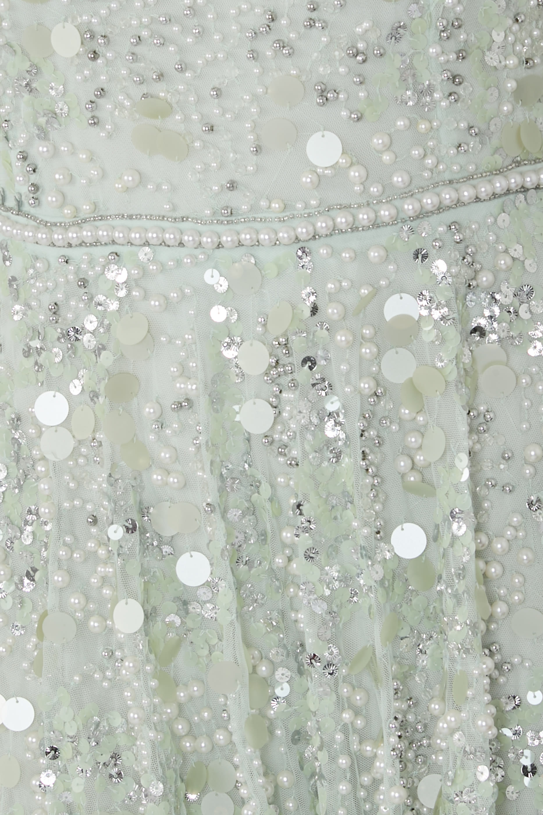 فستان سهرة مطرز بلؤلؤ وترتر