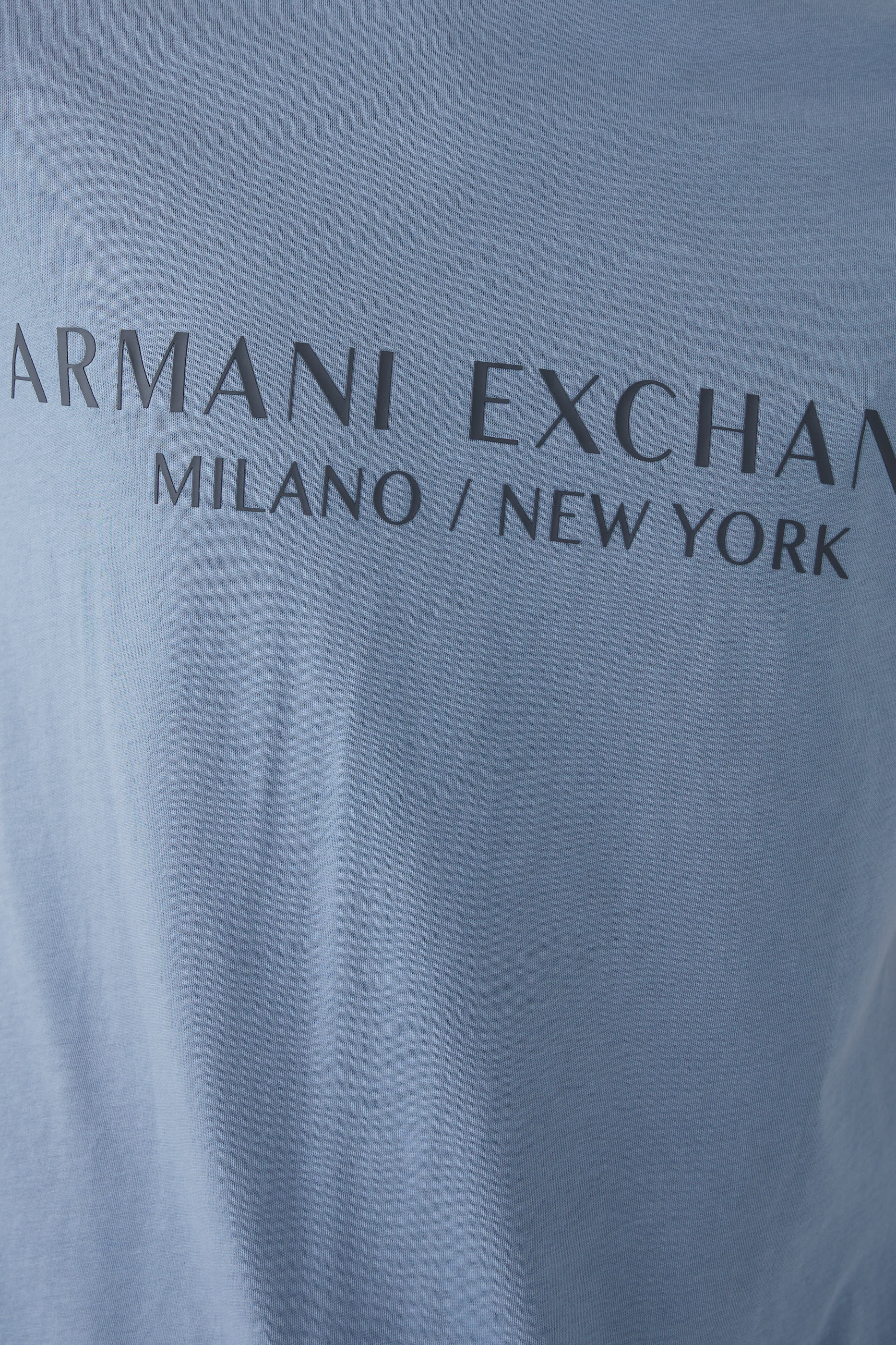 تيشيرت بشعار الماركة بقصة عادية