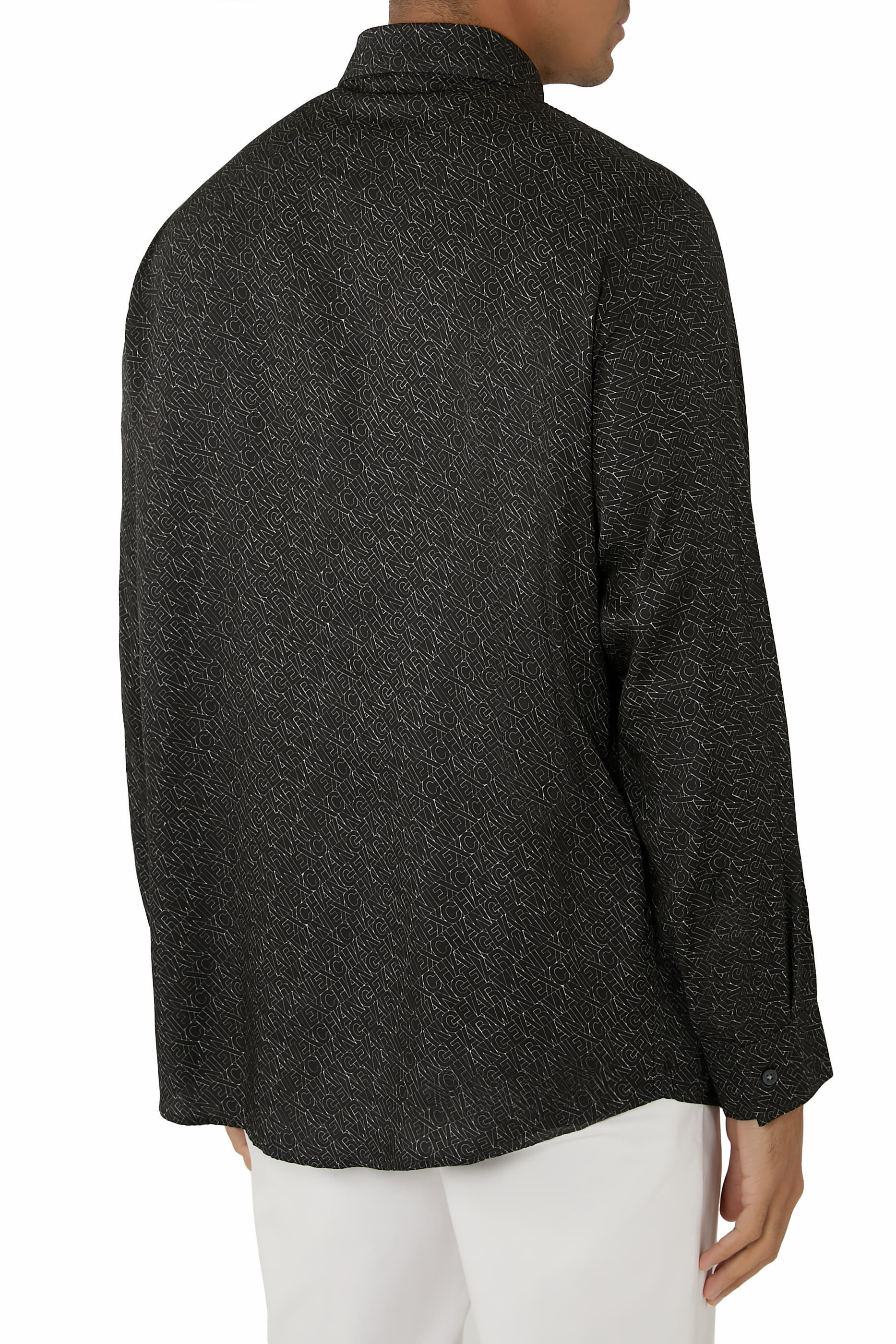 قميص بأكمام طويلة مزين كليا بنقشة شعار الماركة