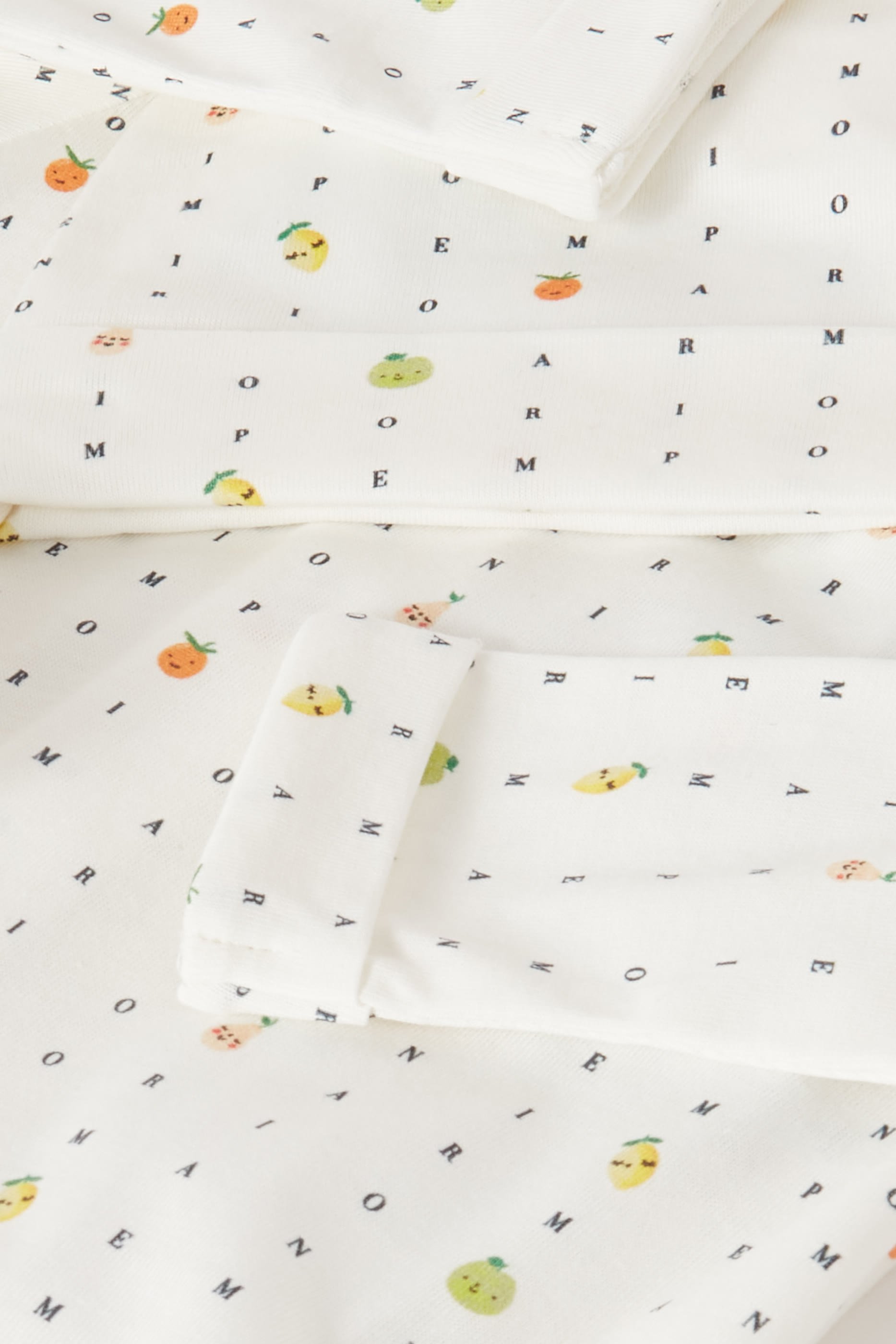 طقم لباس قطعة واحدة وقبعة بيني بنقشة شعار الماركة للأطفال