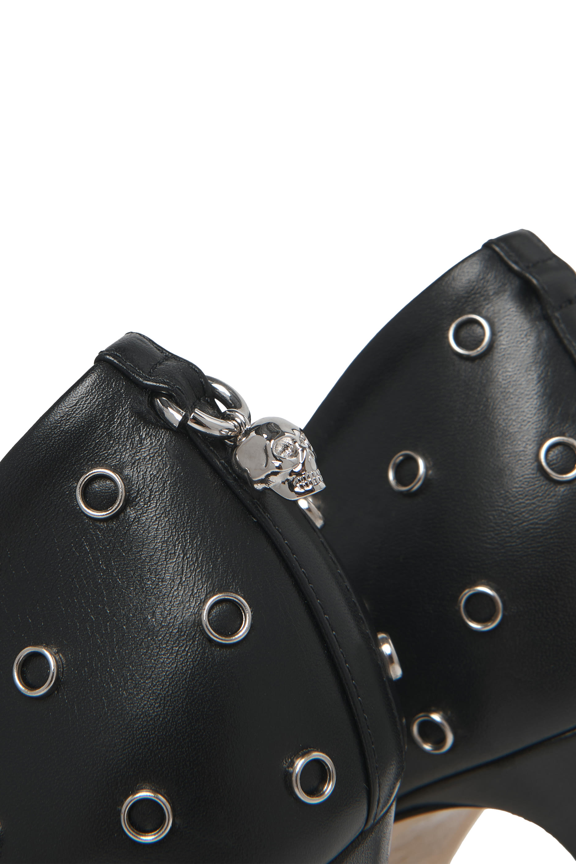 حذاء كلاسيكي 105 بحلية جمجمة