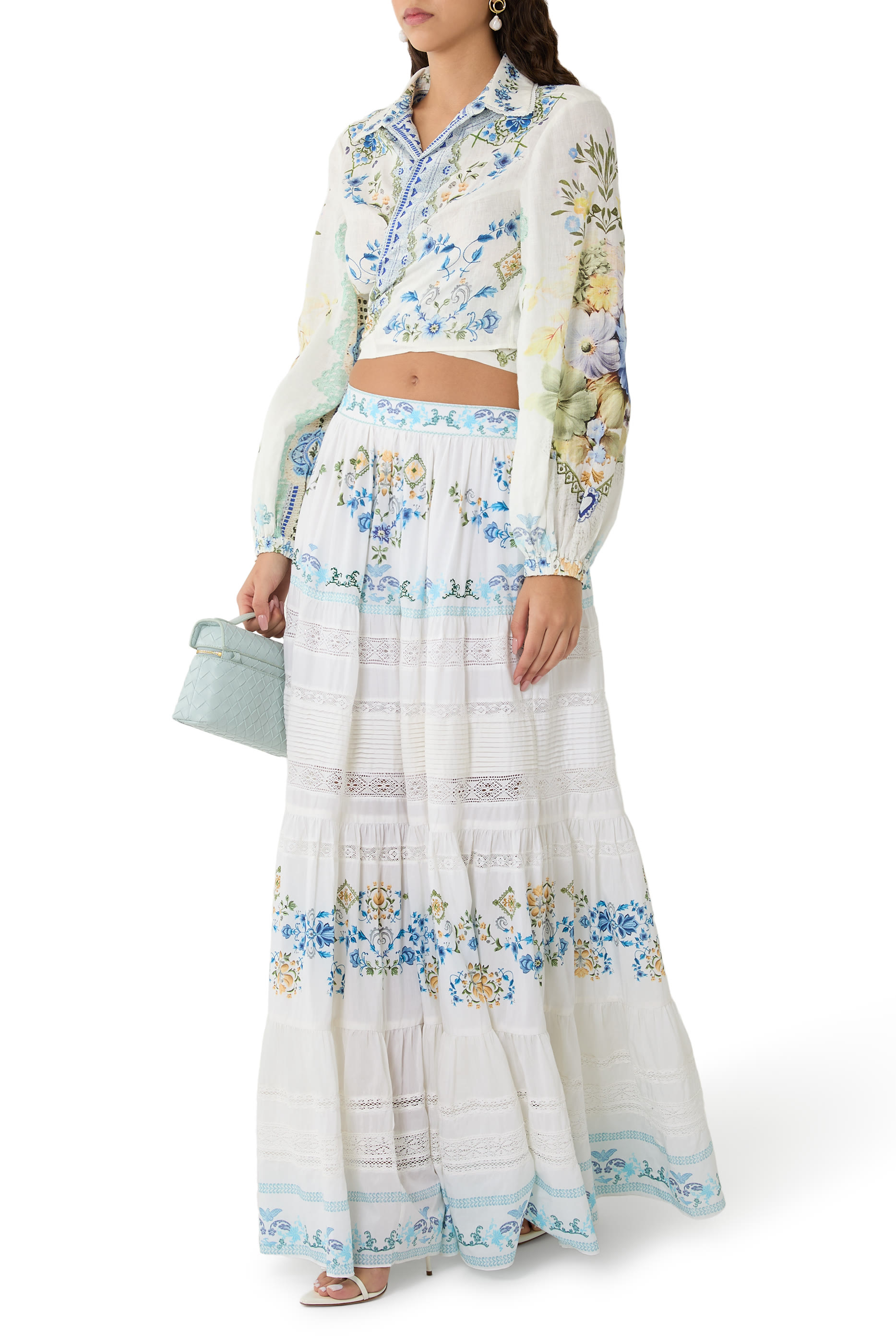 تنورة طويلة بطيات