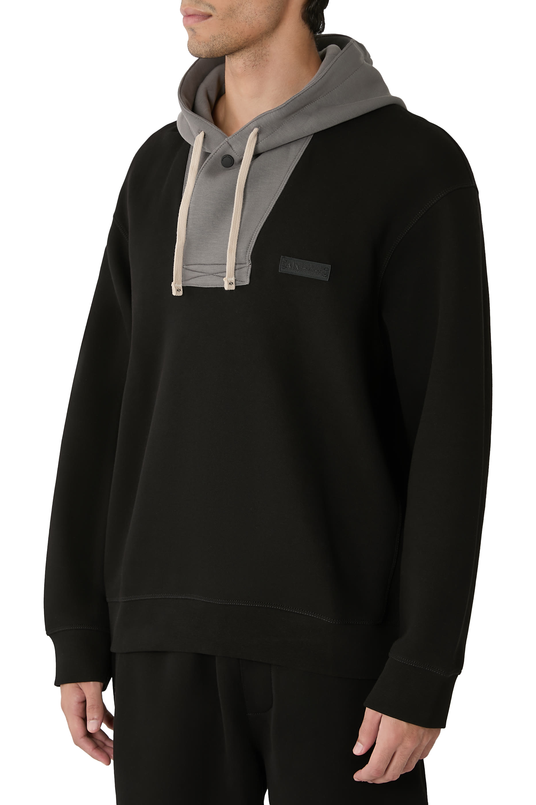 هودي بغطاء للرأس بلون متباين