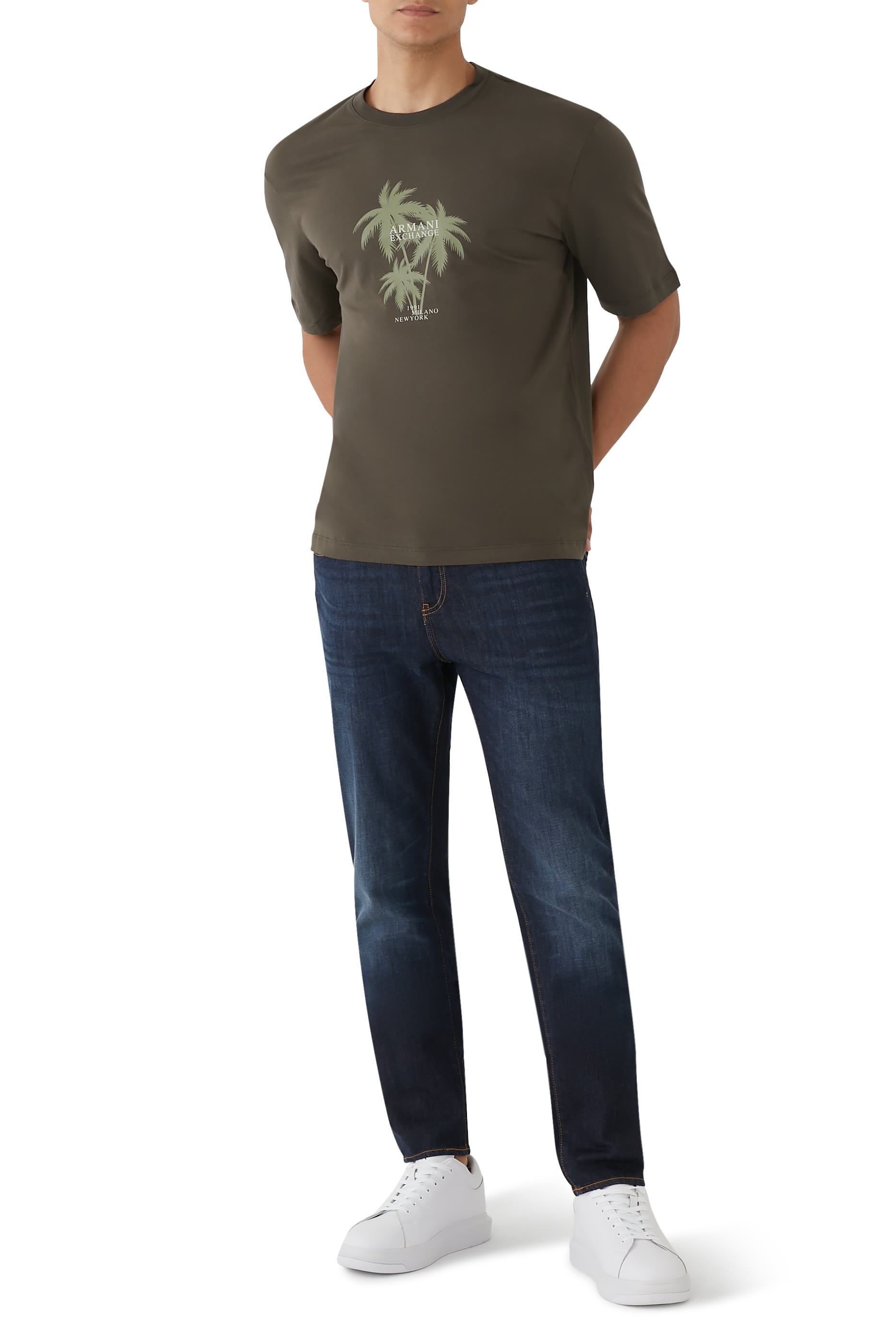 تيشيرت بنقشة شعار الماركة وشجر نخيل