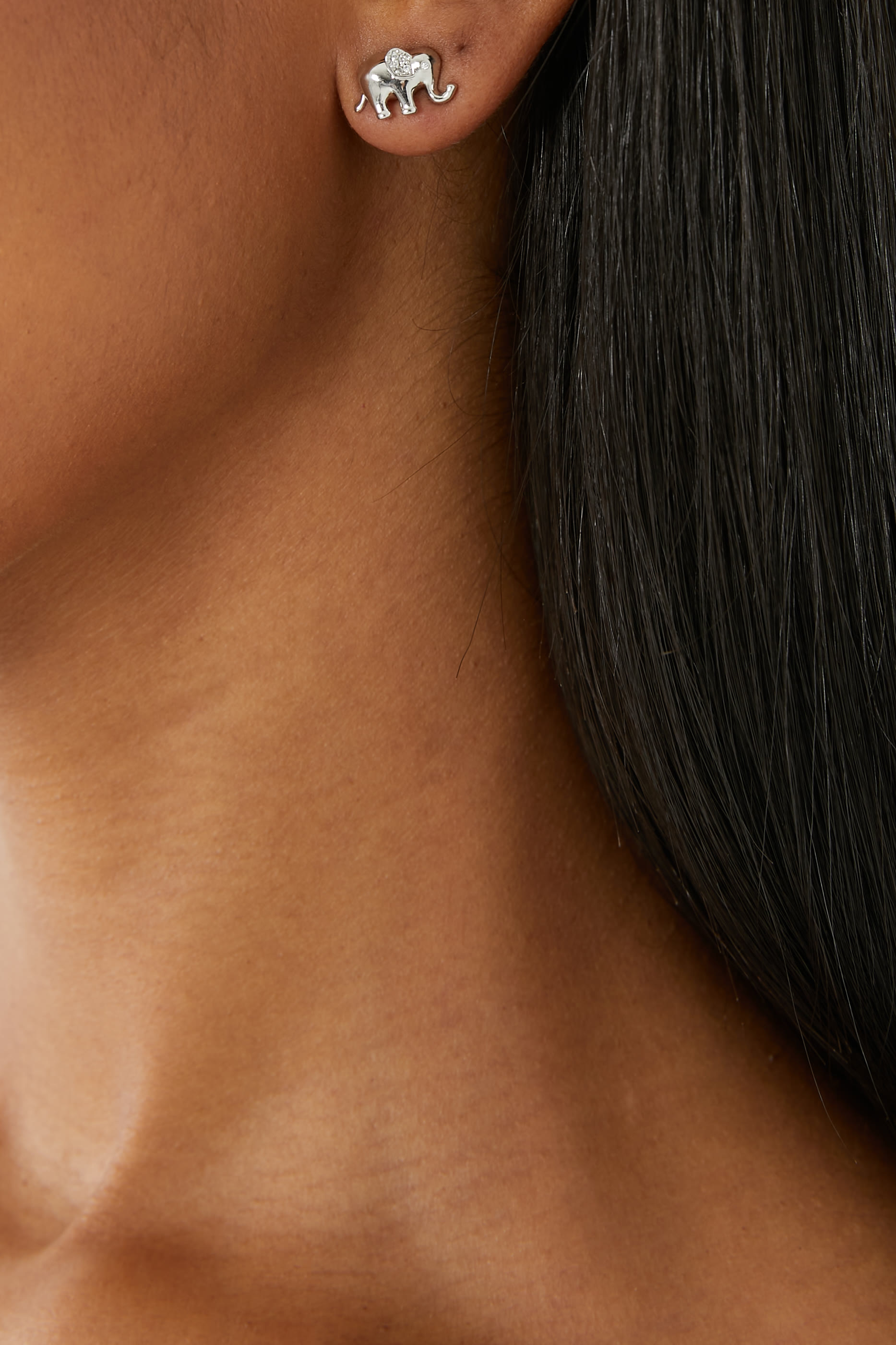 أقراط بريشس بتصميم فيل مرصعة بأحجار زركونيا وأعمدة من التيتانيوم، معدن مطلي