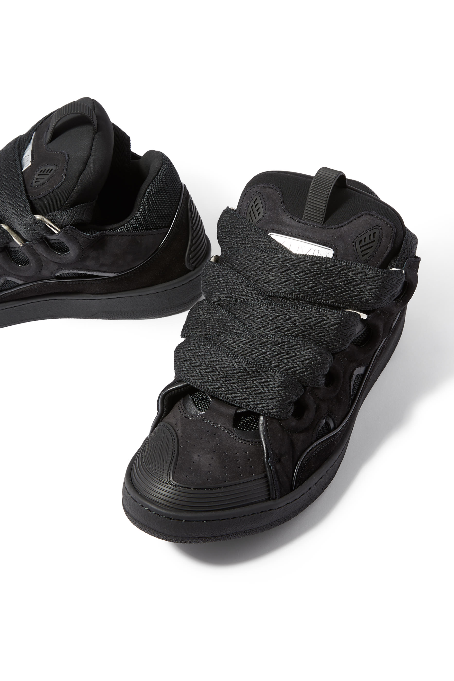 سنيكرز كيرب جلد