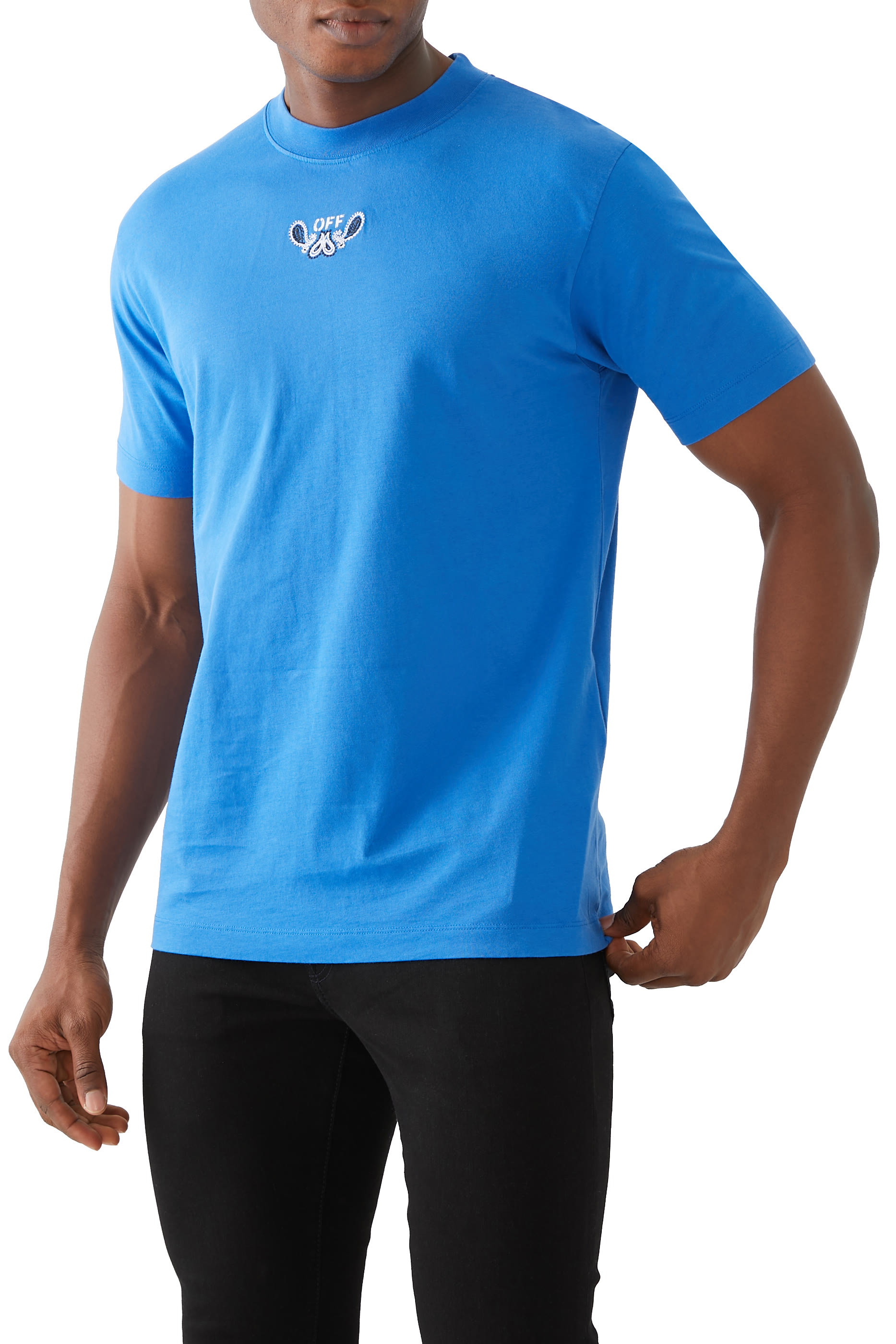 تيشيرت بطبعات باندانا وأسهم