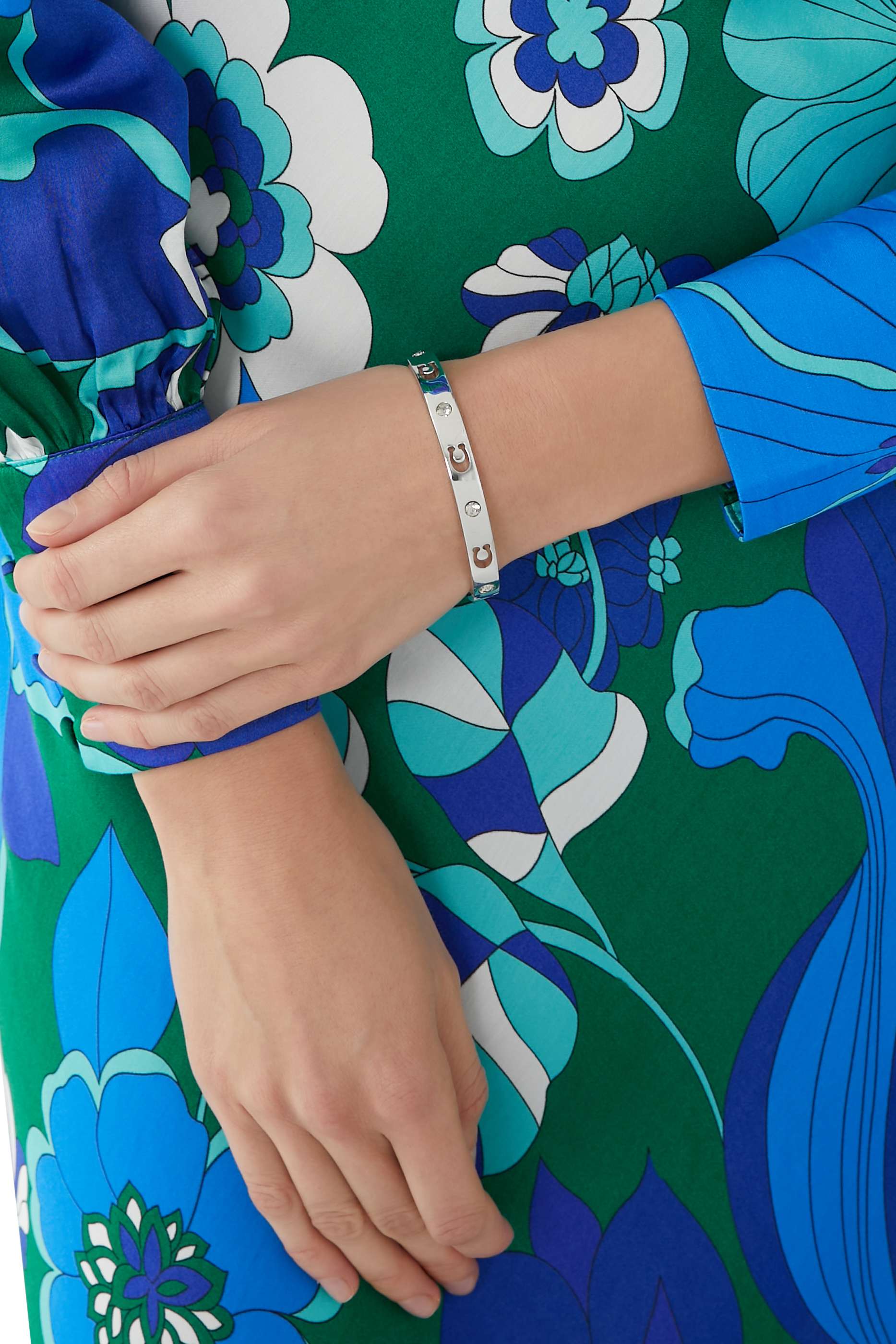 سوار بمشبك مفصلي وشعار الماركة