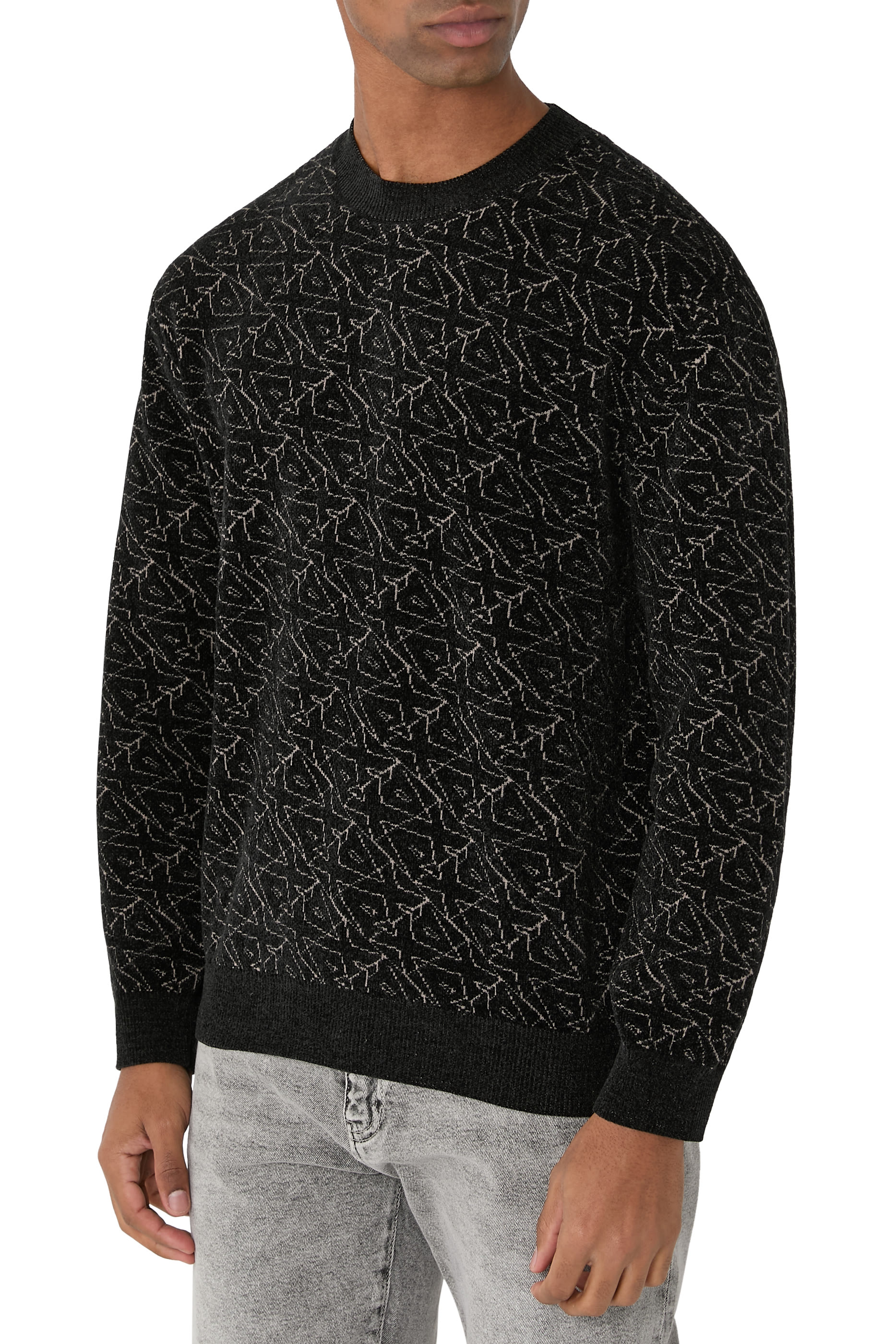 كنزة بياقة ضيقة مزينة بشعار الماركة بالكامل