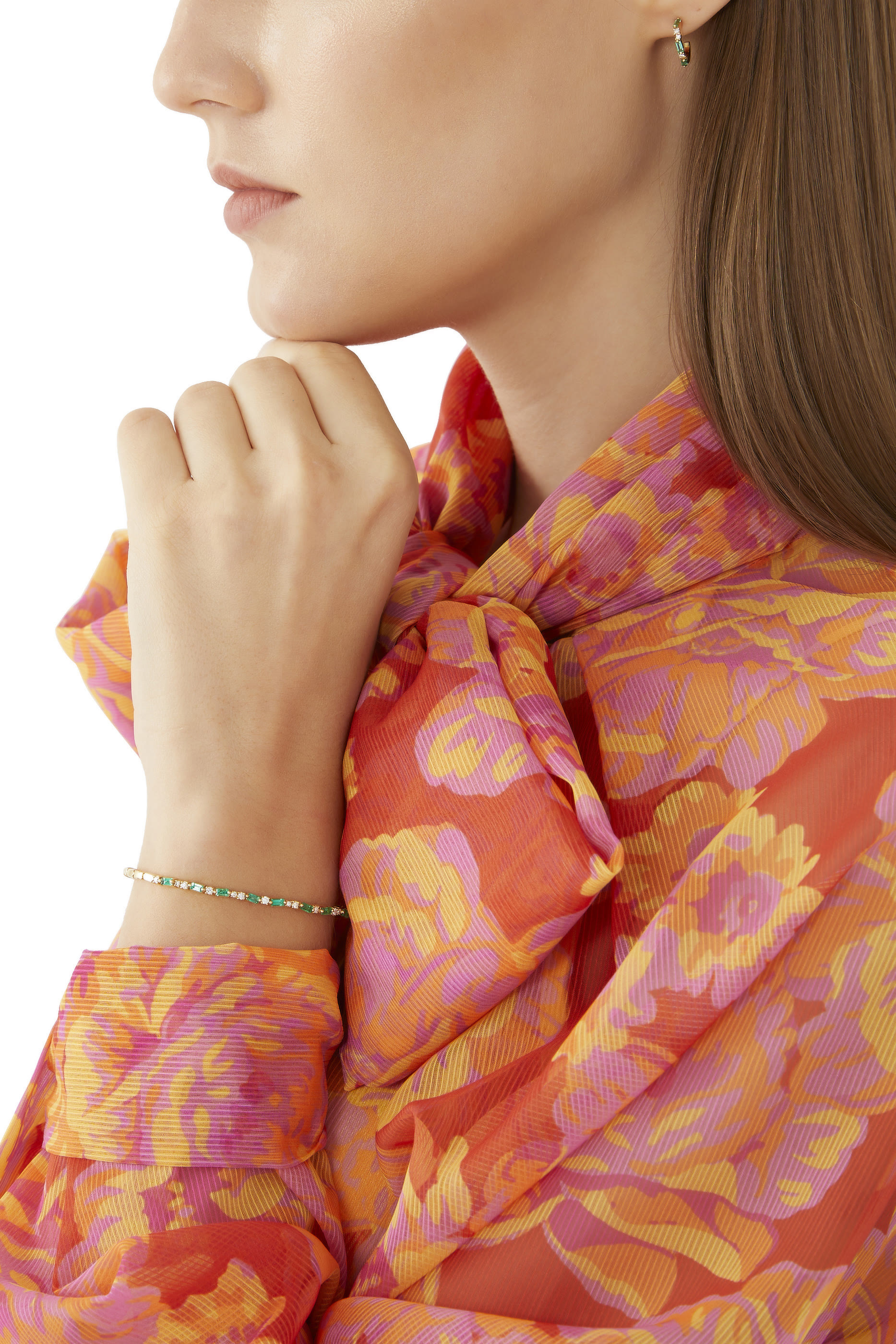 أقراط دائرية رفيعة صغيرة مرصعة بالزمرد والماس