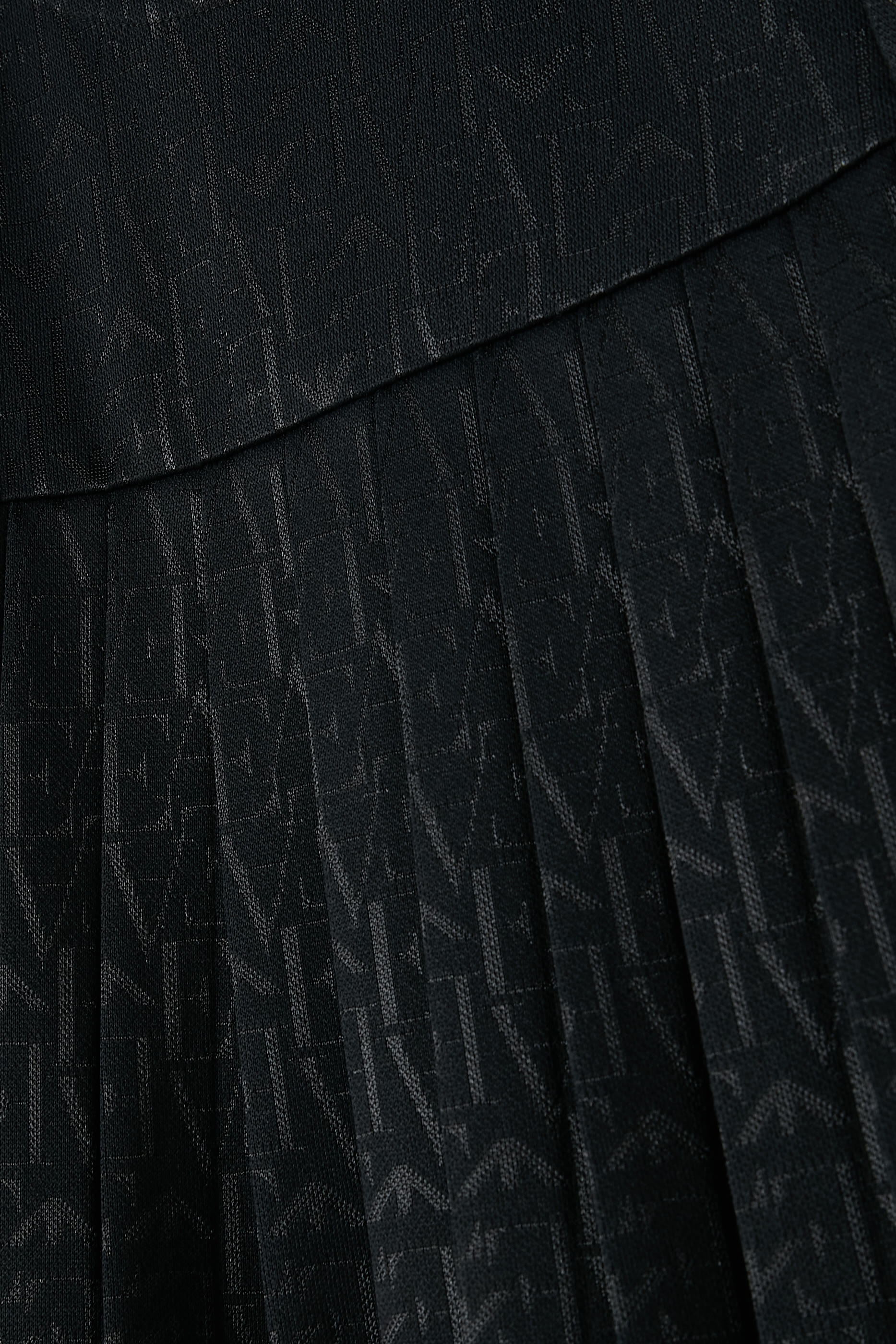 فستان بطيات ونقشة شعار الماركة للأطفال