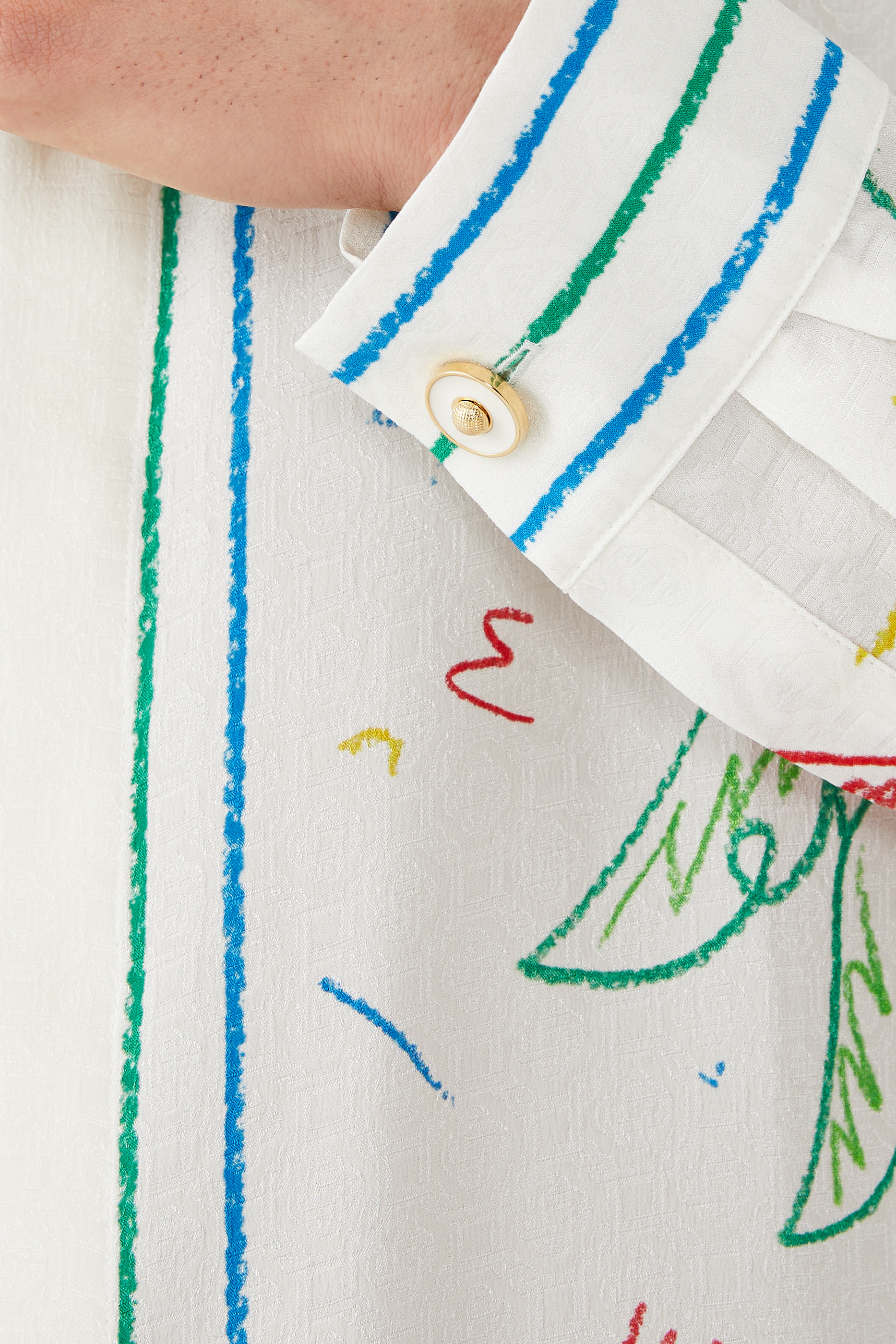 قميص بياقة كوبية وأكمام طويلة