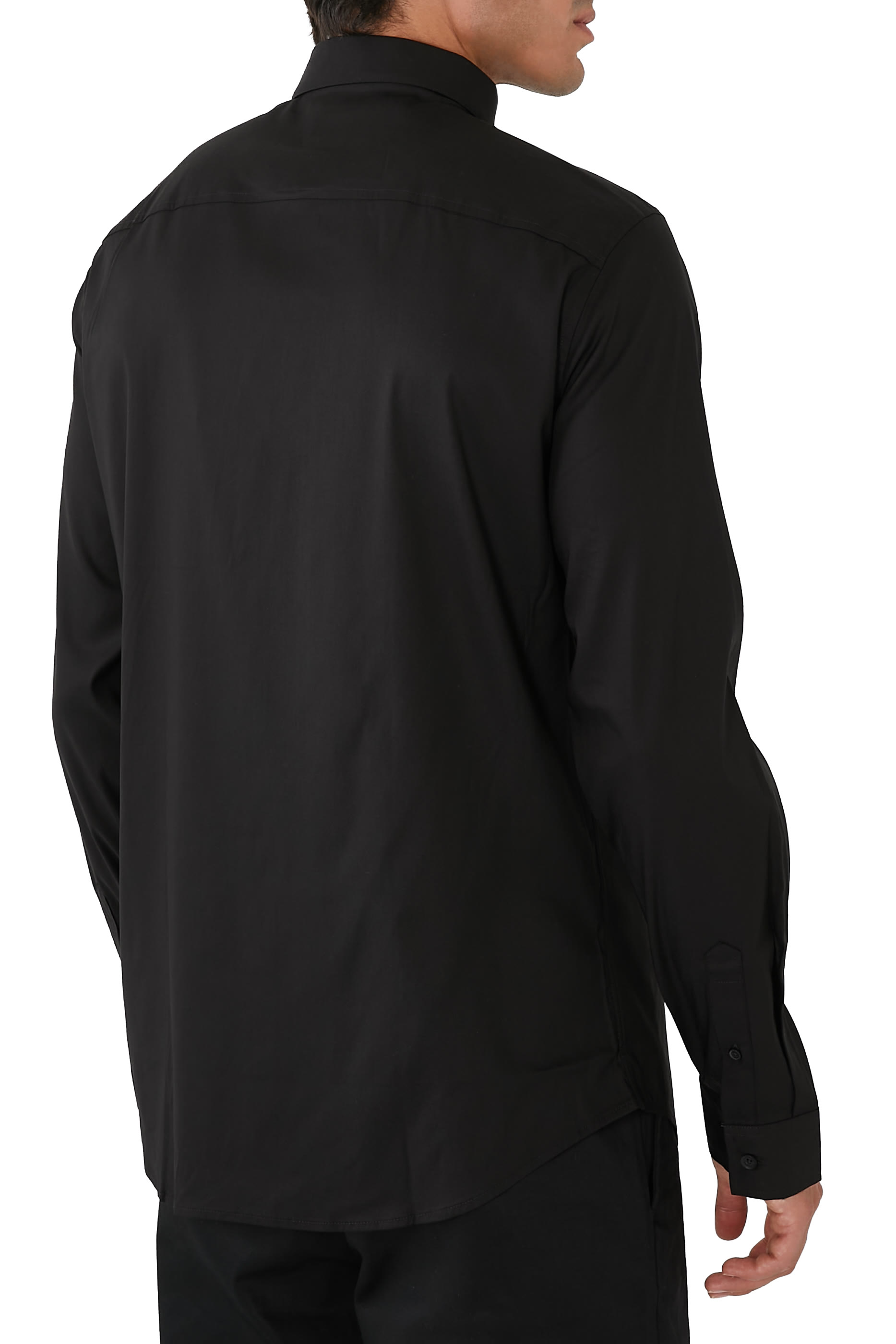 قميص بقصة ضيقة وشعار الماركة