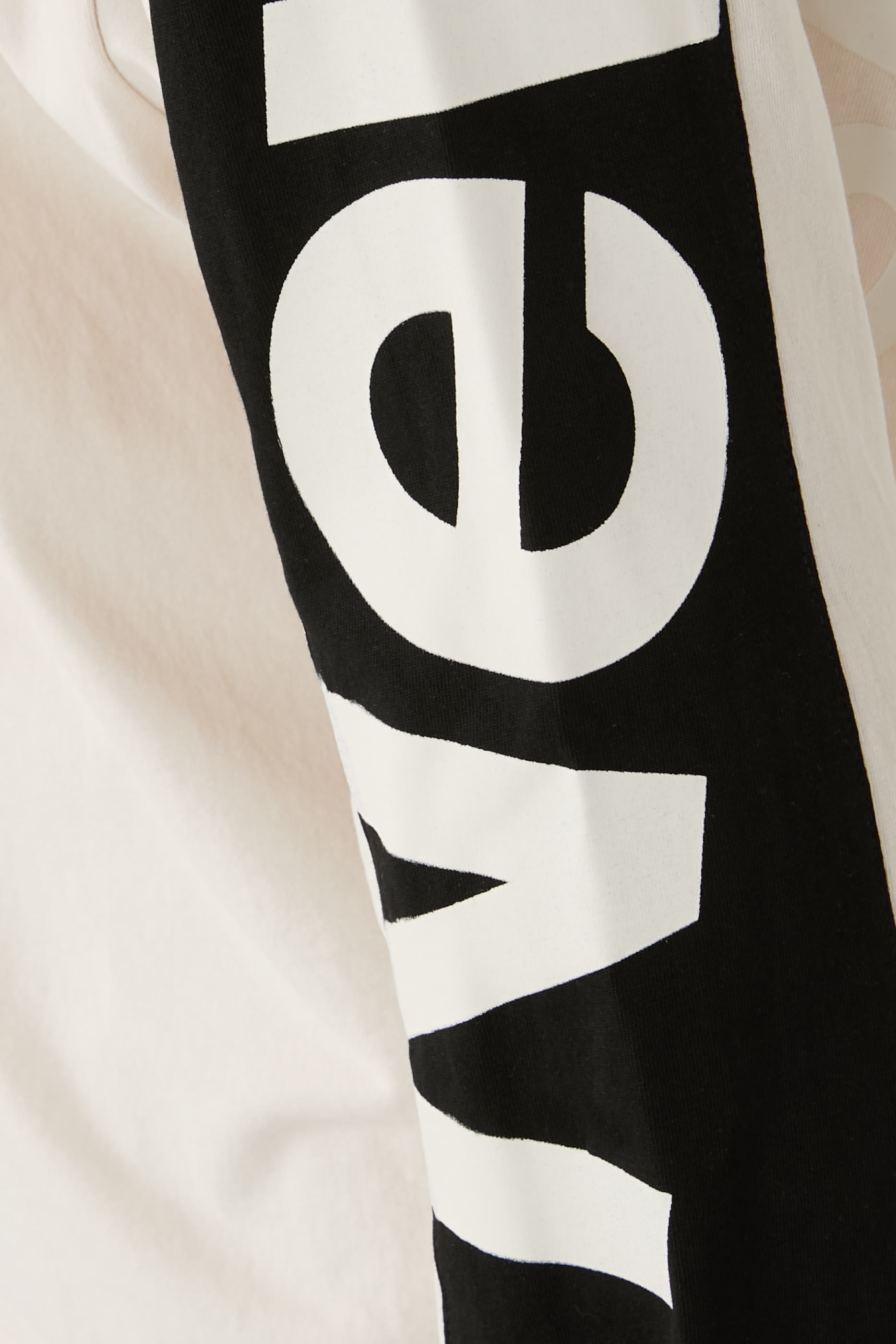 تيشيرت بأكمام طويلة بشعار الماركة