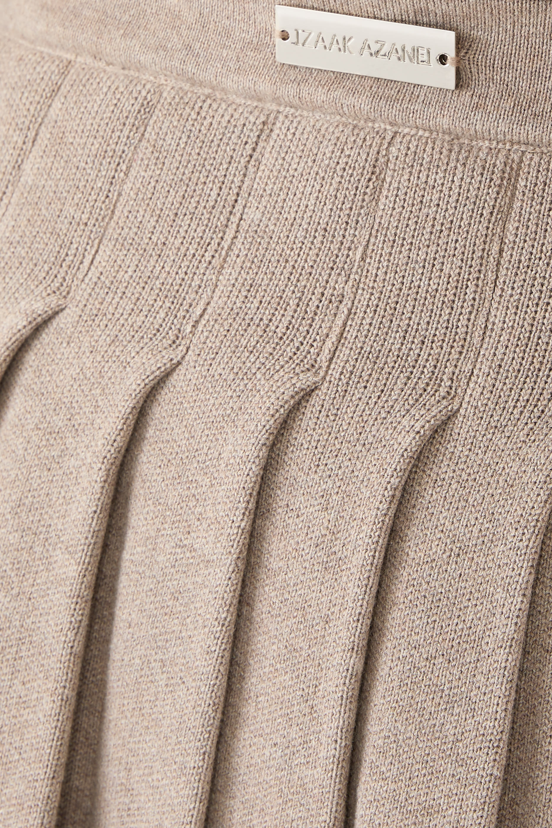 تنورة قصيرة بطيات