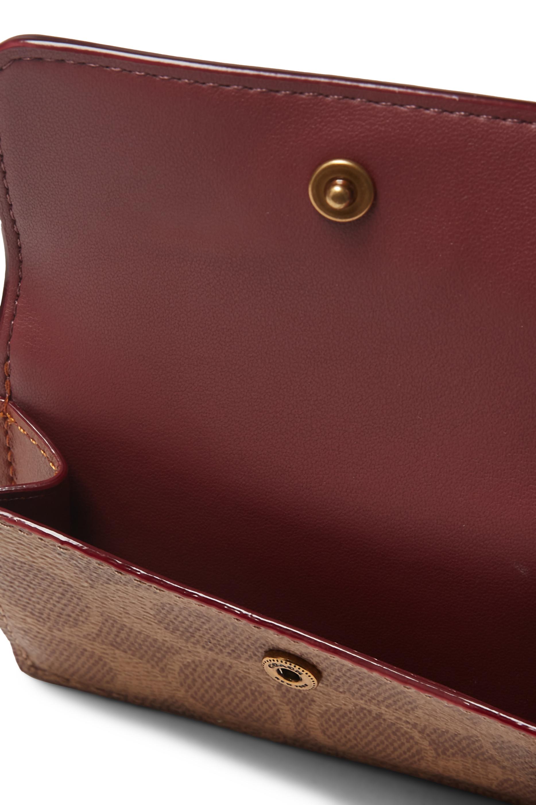 محفظة صغيرة ثلاثية الطيات