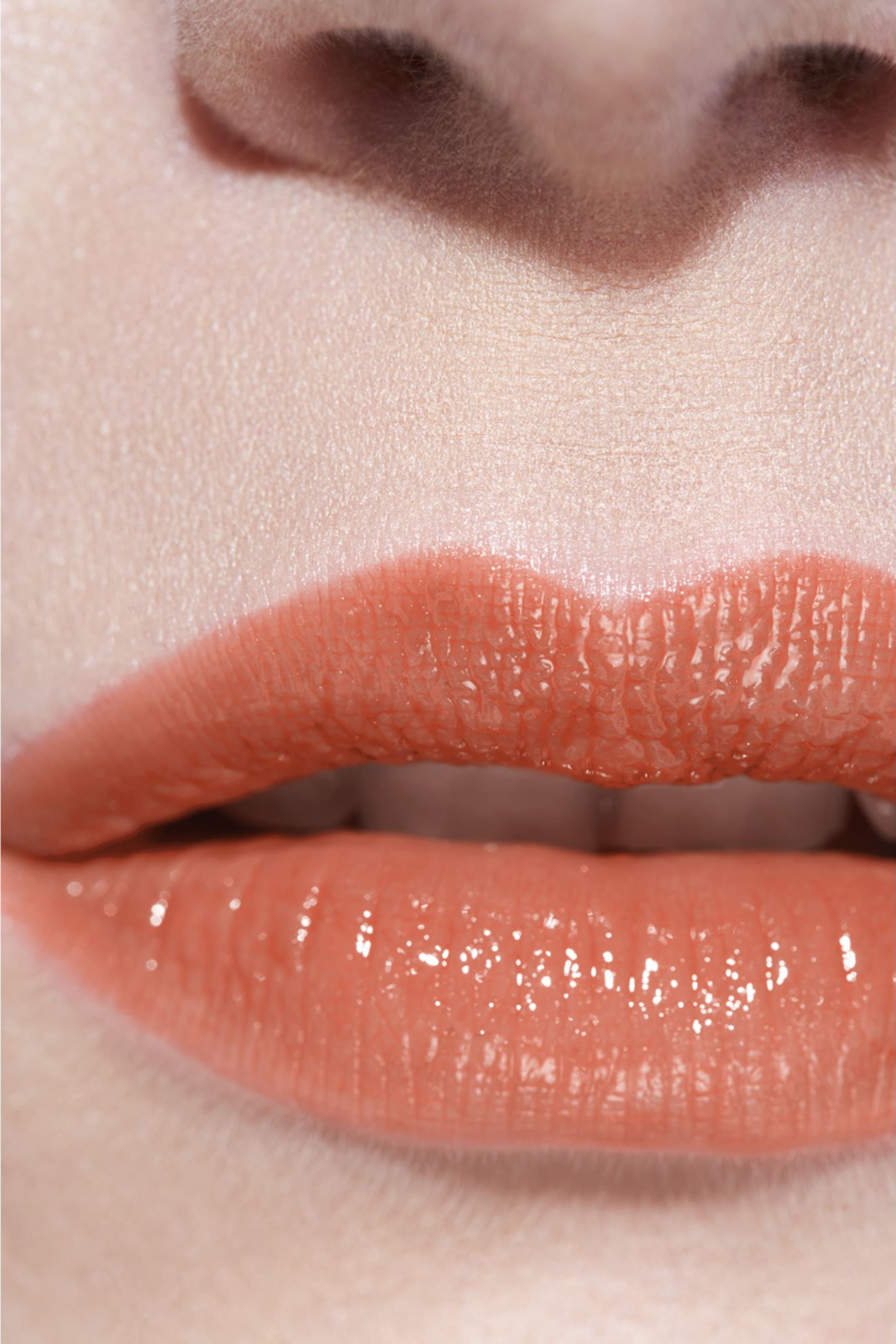 مرطب شفاه ملون Chanel Rouge Coco Baume Shine Hydrating Beautifying